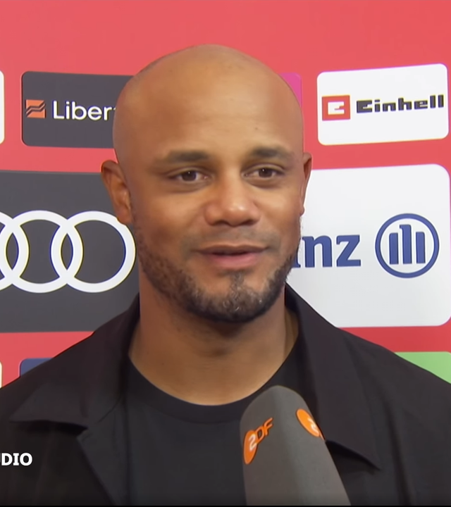 FC Bayern Münchens Trainer Vincent Kompany wird interviewt.