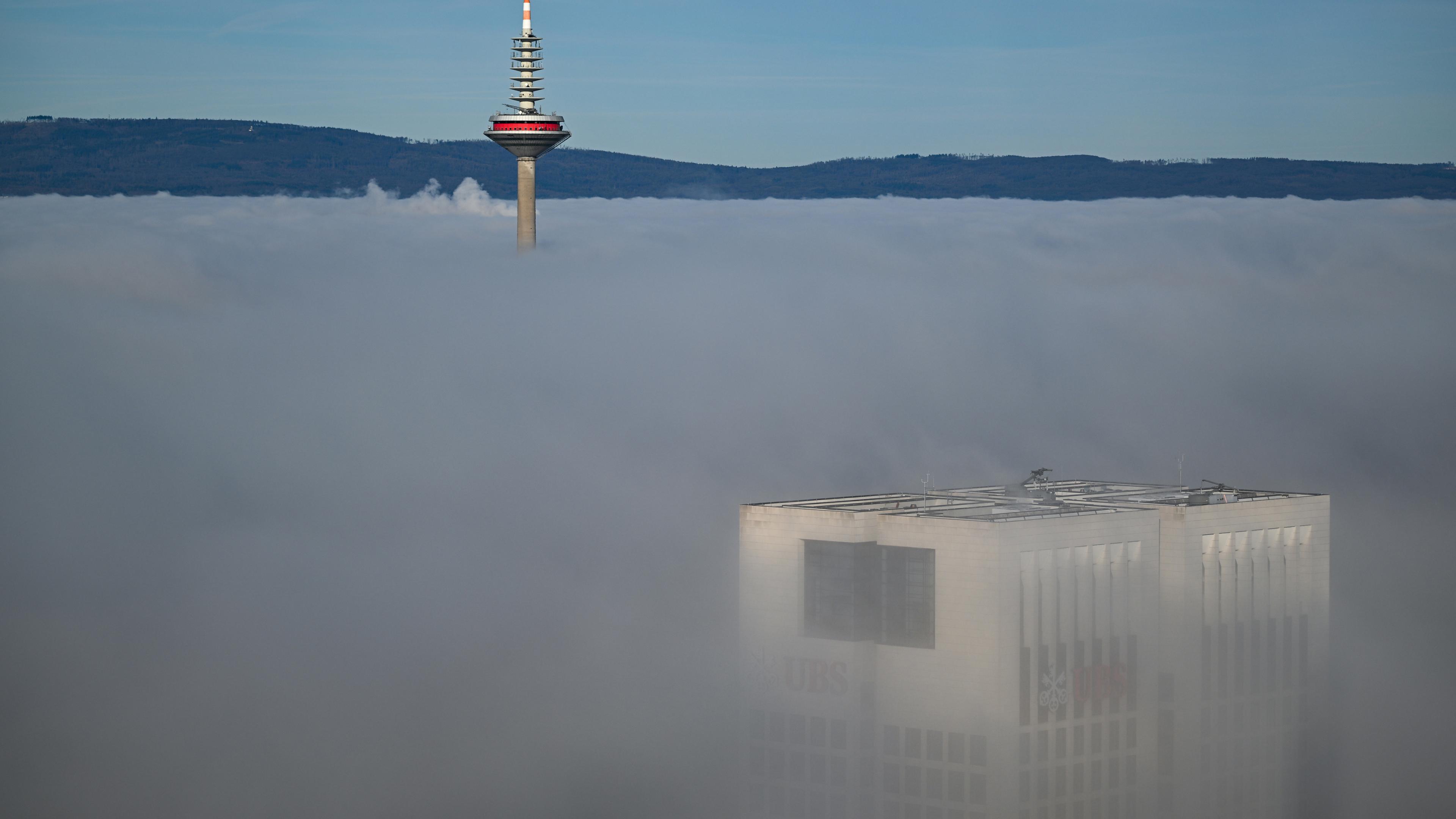 Hessen, Frankfurt/Main: Eine tiefstehende Wolkenschicht, auch Inversionsschicht genannt, liegt über den Hochhäusern der Bankenstadt.