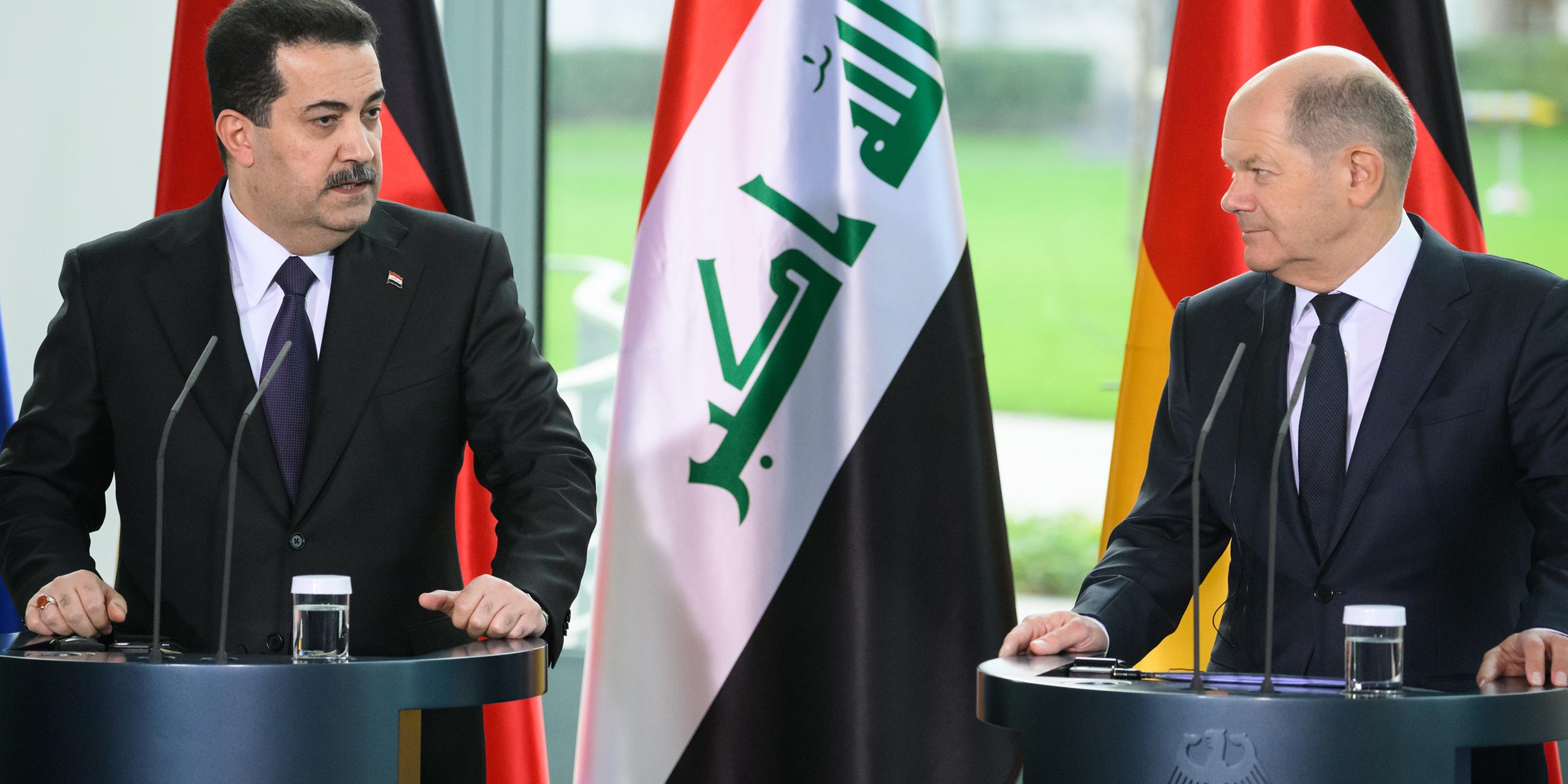 Bundeskanzler Olaf Scholz (r, SPD) und Mohammed Schia al-Sudani, Ministerpräsident des Irak, äußern sich bei einer Pressekonferenz nach ihrem Gespräch im Bundeskanzleramt. 