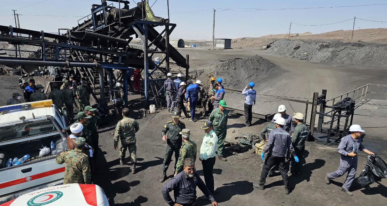 Auf diesem von der iranischen Gesellschaft des Roten Halbmonds veröffentlichten Foto sind Bergleute und Polizisten am Standort einer Kohlemine etwa 540 Kilometer südöstlich der iranischen Hauptstadt Teheran zu sehen. 