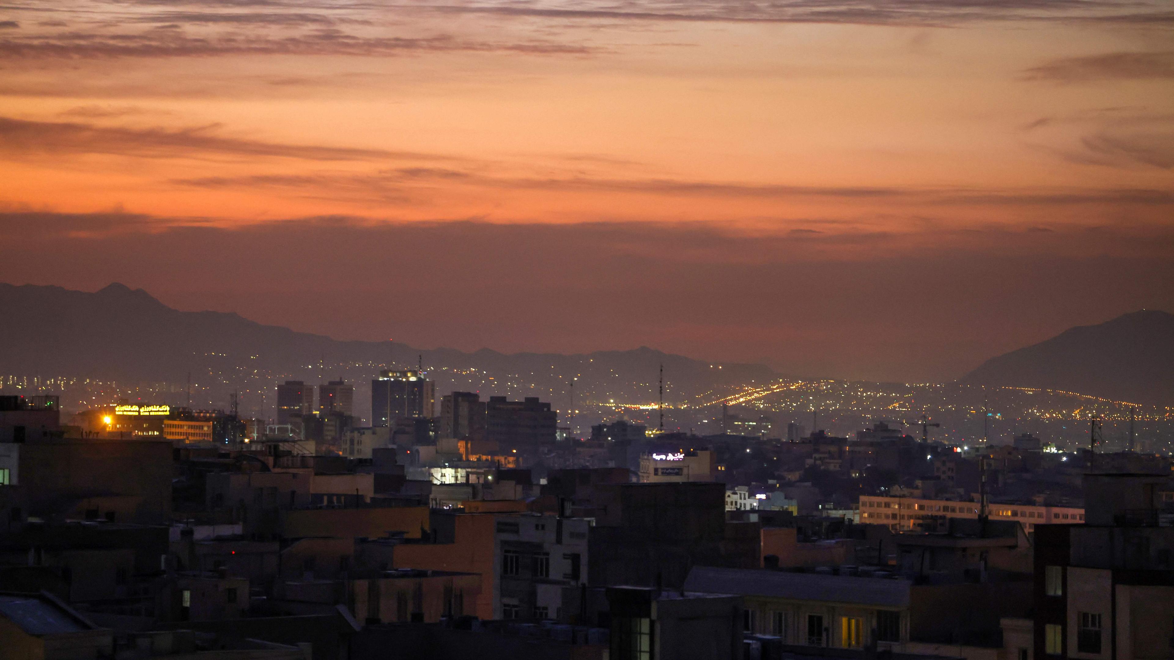 Ein Teil der Skyline der Stadt ist im Morgengrauen abgebildet, nachdem am 26. Oktober 2024 in Teheran mehrere Explosionen zu hören waren