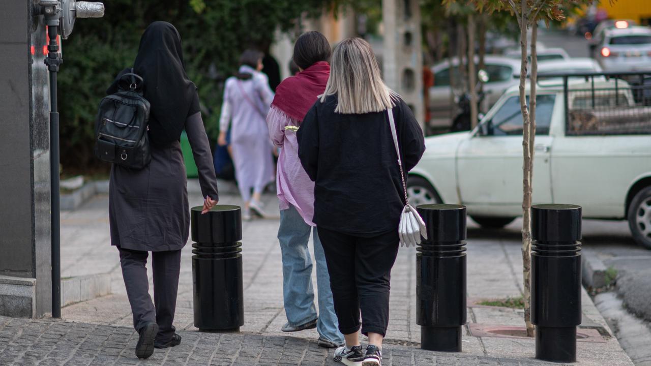 Festnahmen In Iran Bei Kopftuchkontrollen - ZDFheute