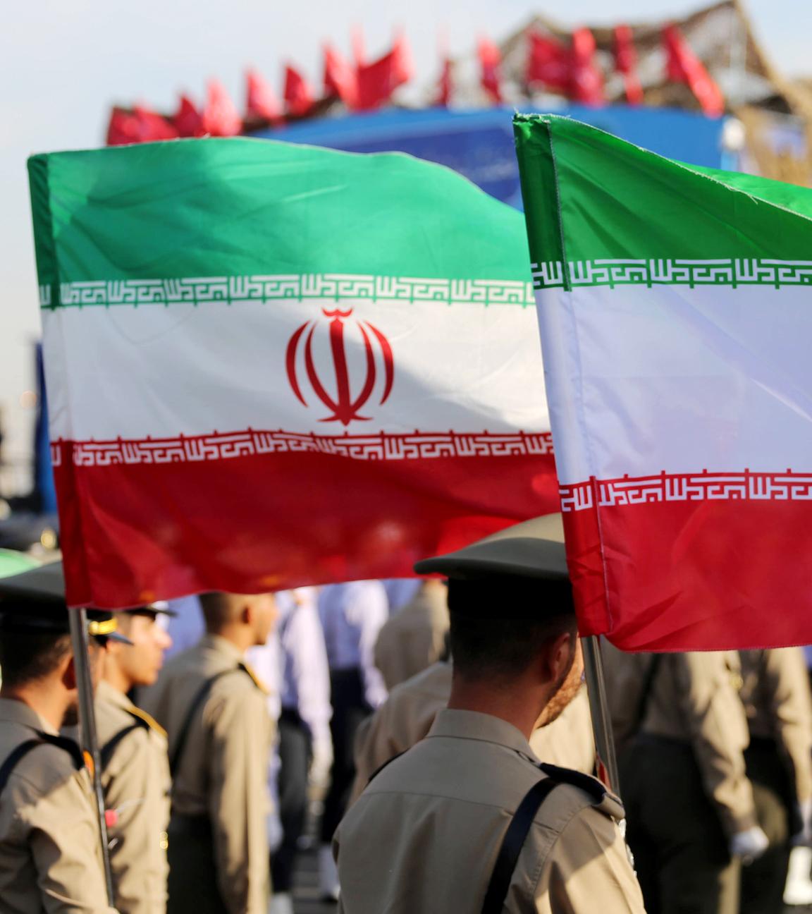 Soldaten der Armee der Islamischen Republik Iran schwenken iranische Flaggen