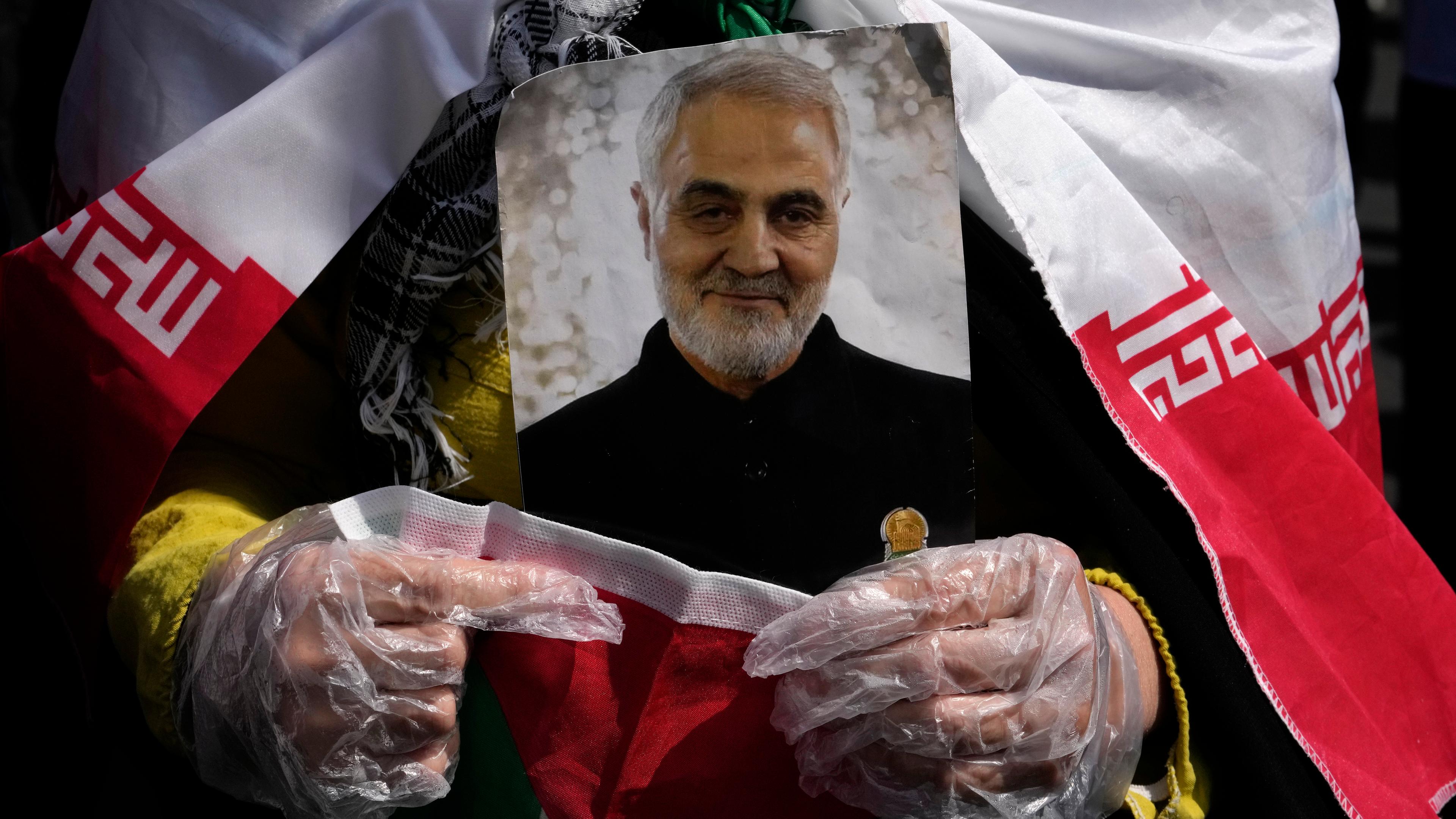 Ein Gläubiger hält ein Porträt des verstorbenen Generals der Iranischen Revolutionsgarde, Soleimani, der 2020 bei einem US-Drohnenangriff im Irak getötet wurde