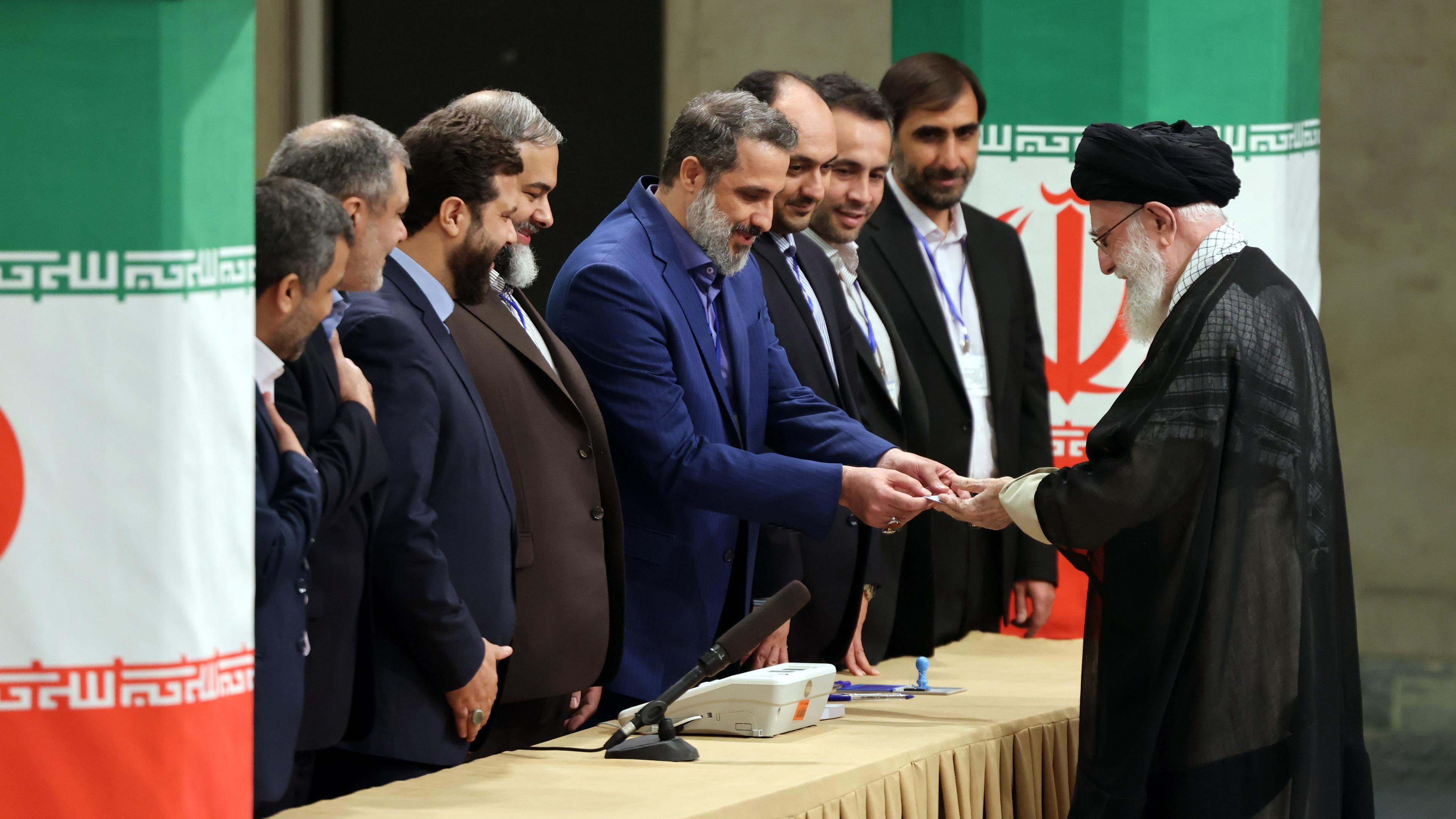 Ayatollah Ali Khamenei eröffnet Stichwahl in Iran
