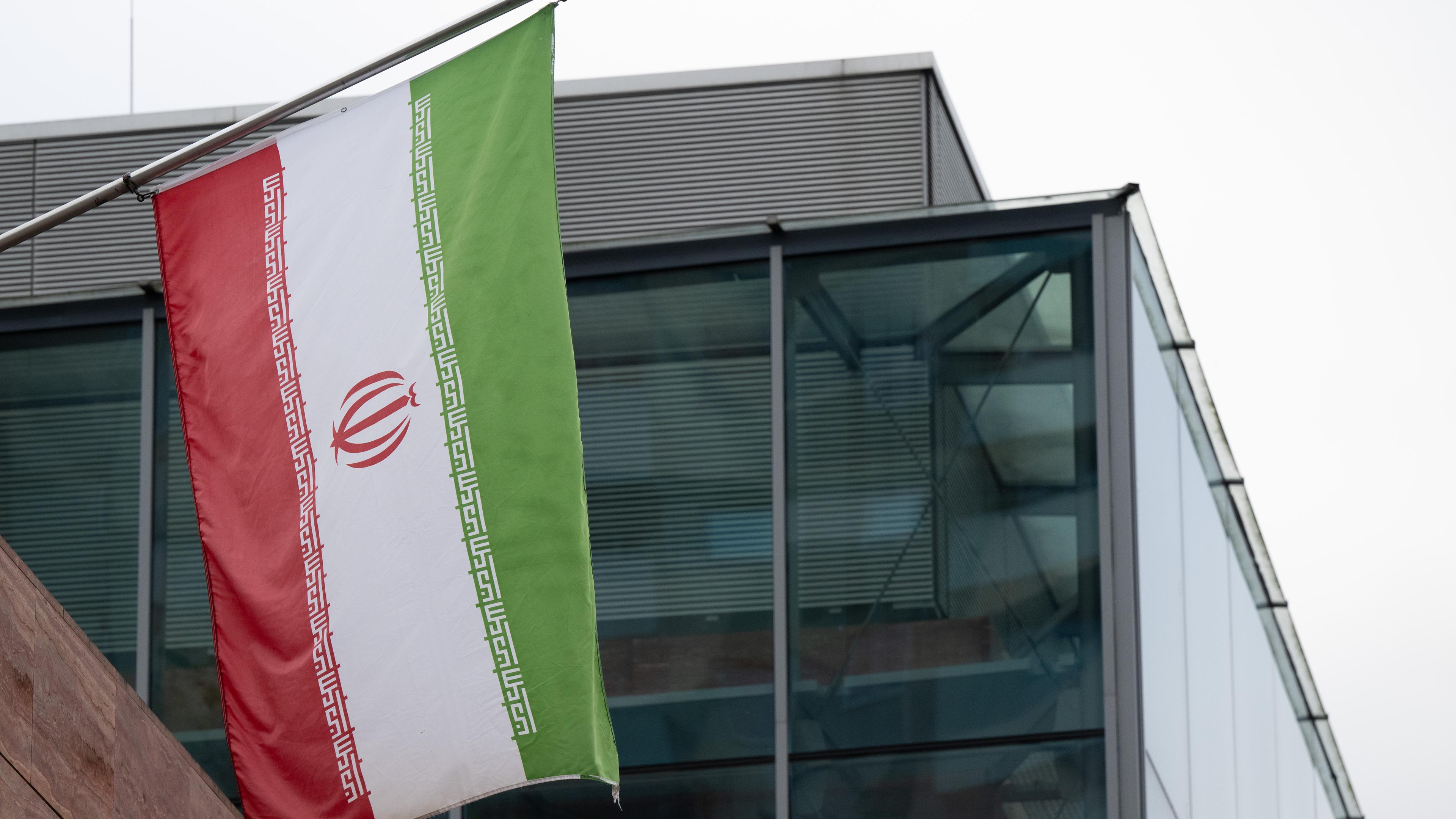 ie iranische Flagge weht am Generalkonsulat der Islamischen Republik Iran in Frankfurt.