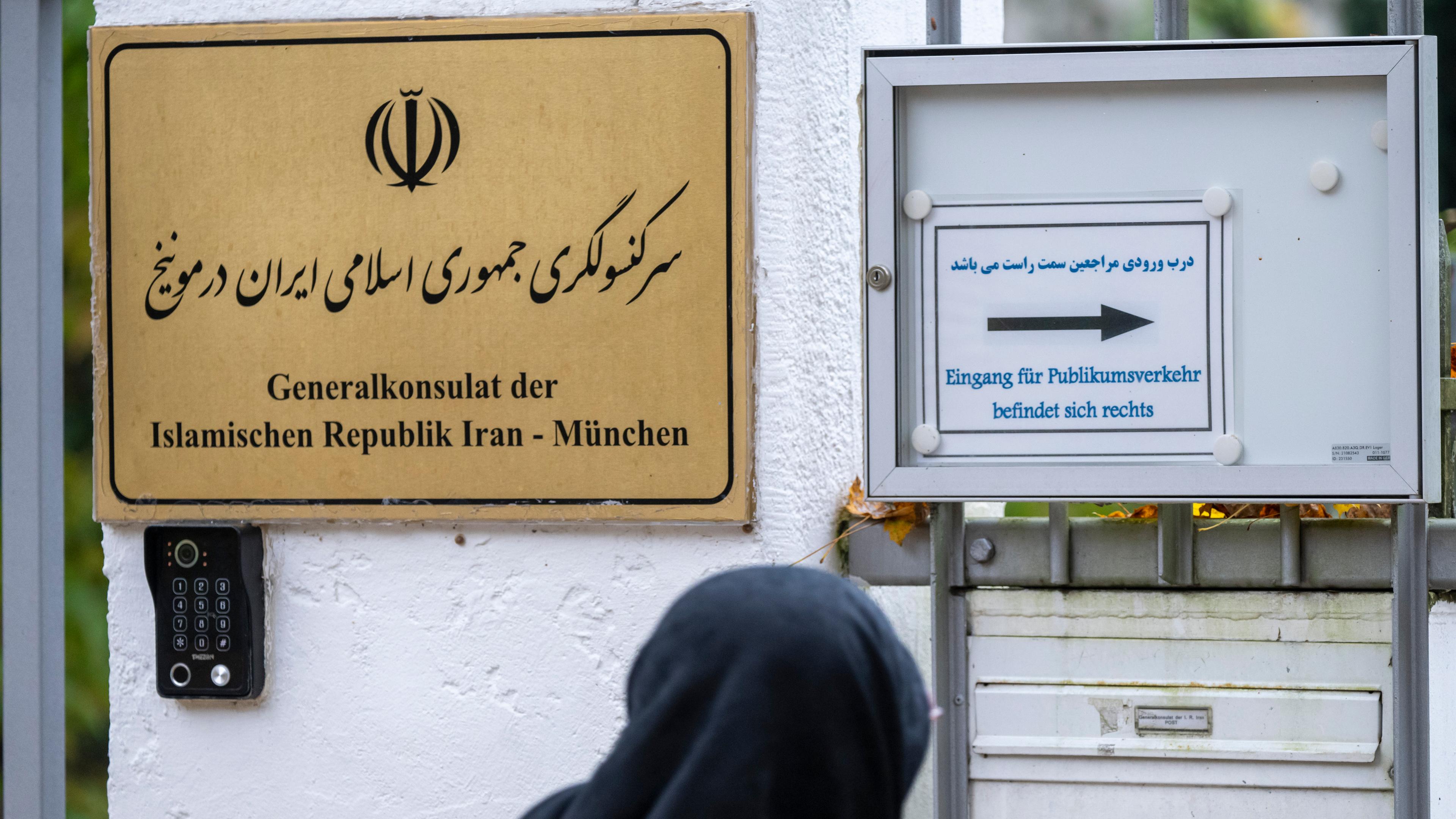 Ein Schild hängt am Eingang des Generalkonsulates der Islamischen Republik Iran