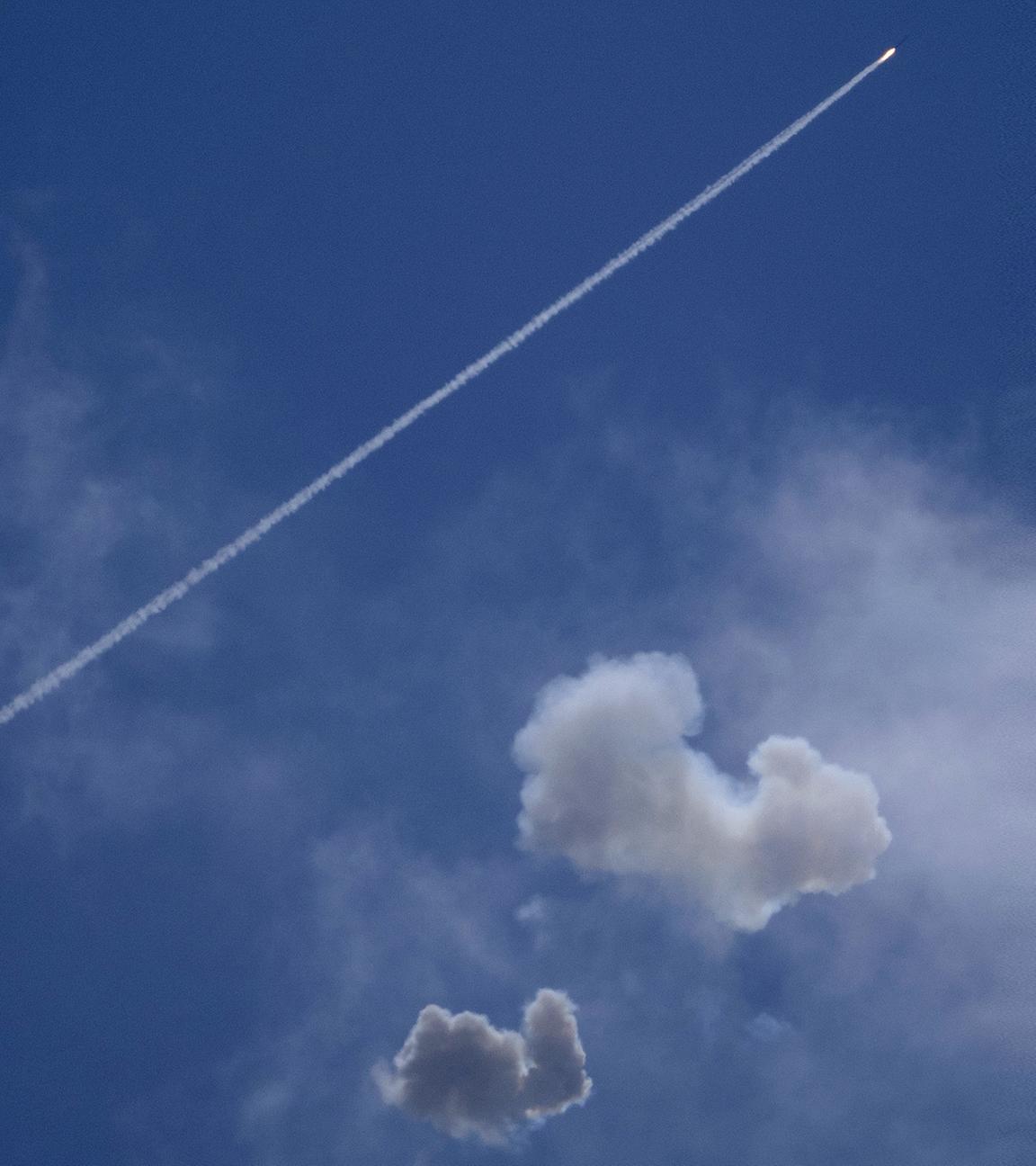 Das israelische Luftabwehrsystem Iron Dome feuert, um Raketen abzufangen, die aus dem Libanon abgefeuert wurden im Norden Israels.