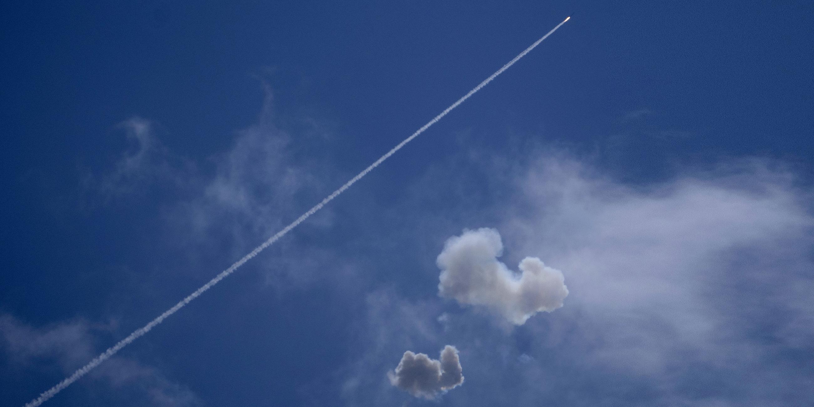 Das israelische Luftabwehrsystem Iron Dome feuert, um Raketen abzufangen, die aus dem Libanon abgefeuert wurden im Norden Israels.