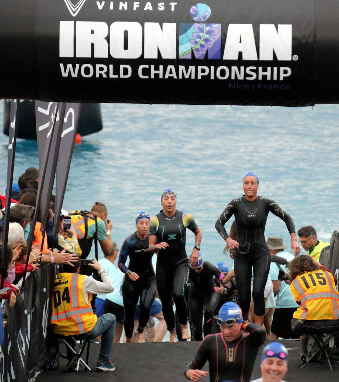 Die Frauen kommen aus dem Wasser bei der Ironman-WM der Frauen in Nizza.