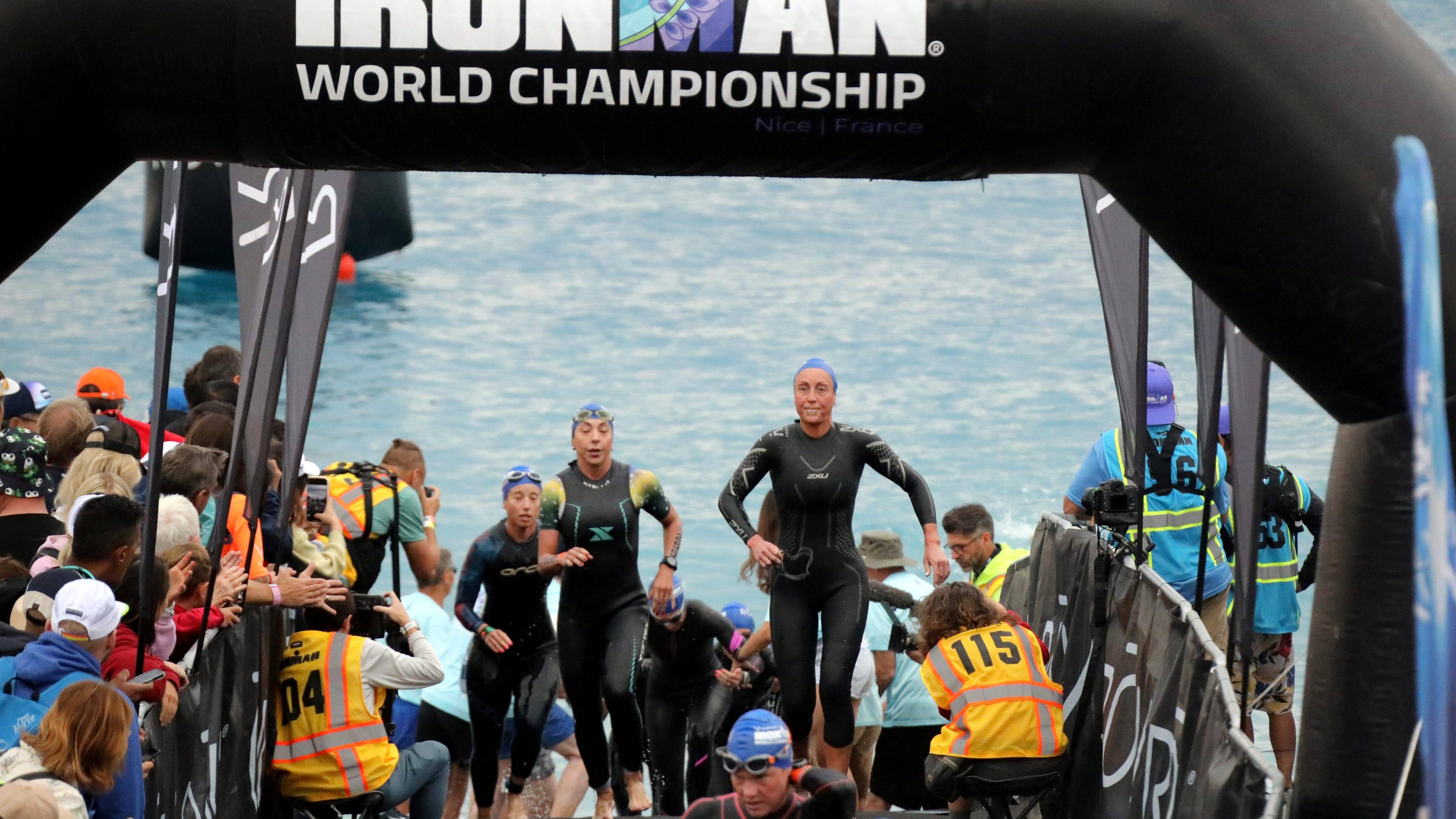 Die Frauen kommen aus dem Wasser bei der Ironman-WM der Frauen in Nizza.