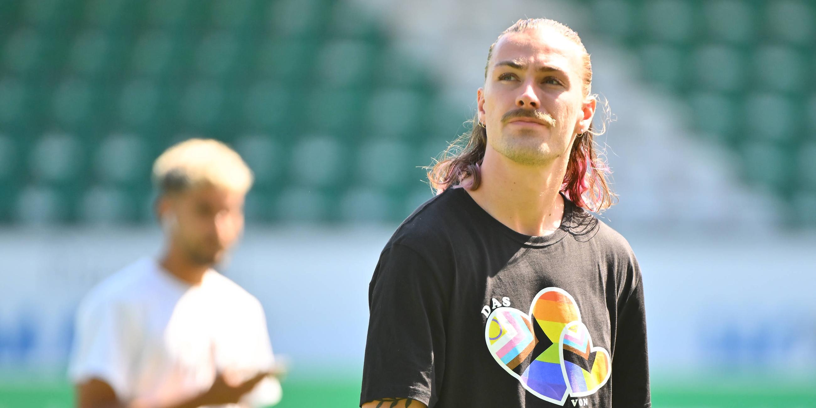 19.08.2023 - 2. Fußball-Bundesliga - SpVgg Greuther Fürth - FC St. Pauli Sankt Pauli: Jackson Irvine (FC St. Pauli ) vor Spielbeginn