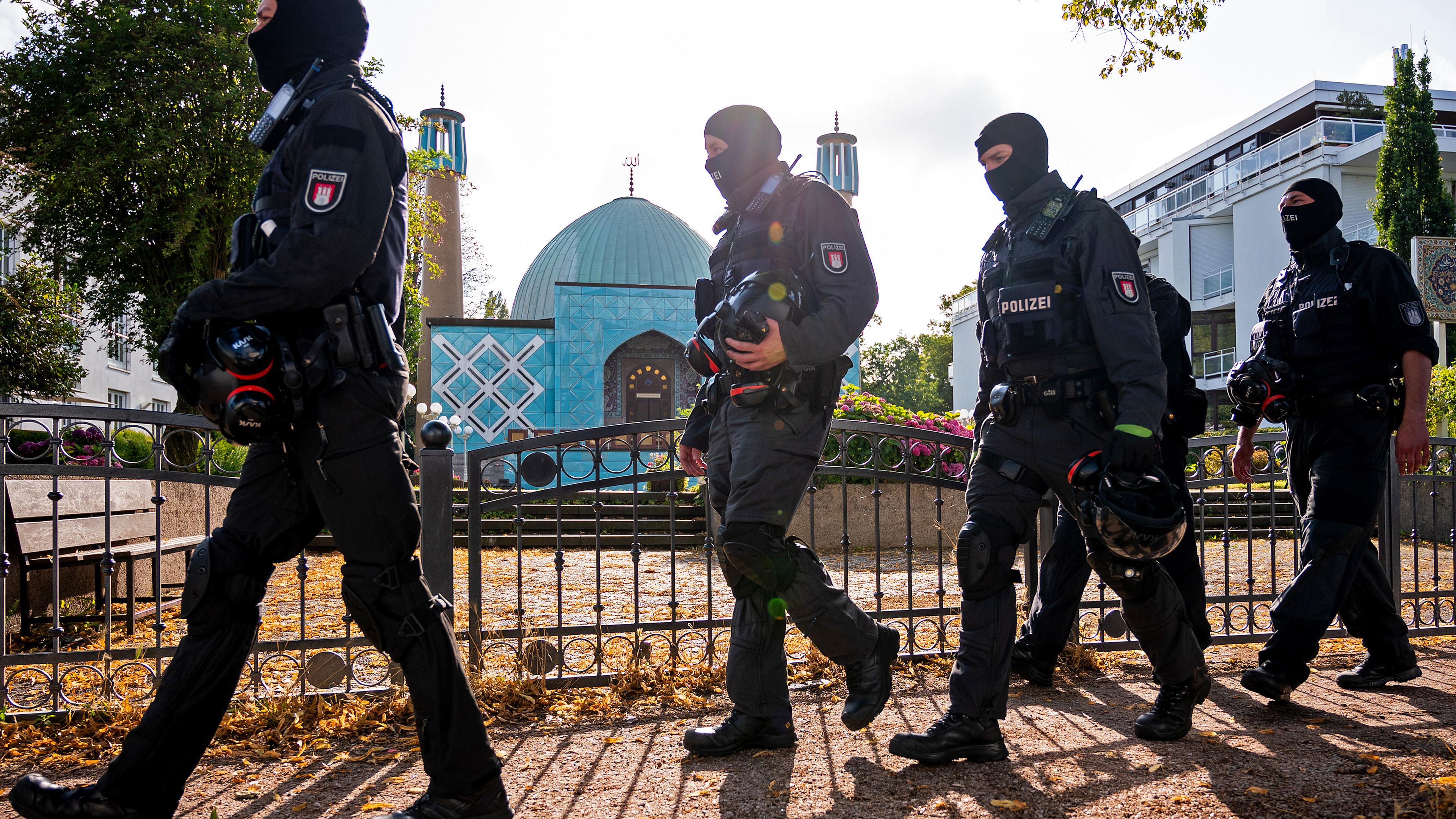 Hamburg: Einsatzkräfte der Polizei stehen während einer Razzia auf dem Gelände vom Islamischen Zentrum Hamburg (IZH) mit der Imam Ali Moschee (Blaue Moschee) an der Außenalster.