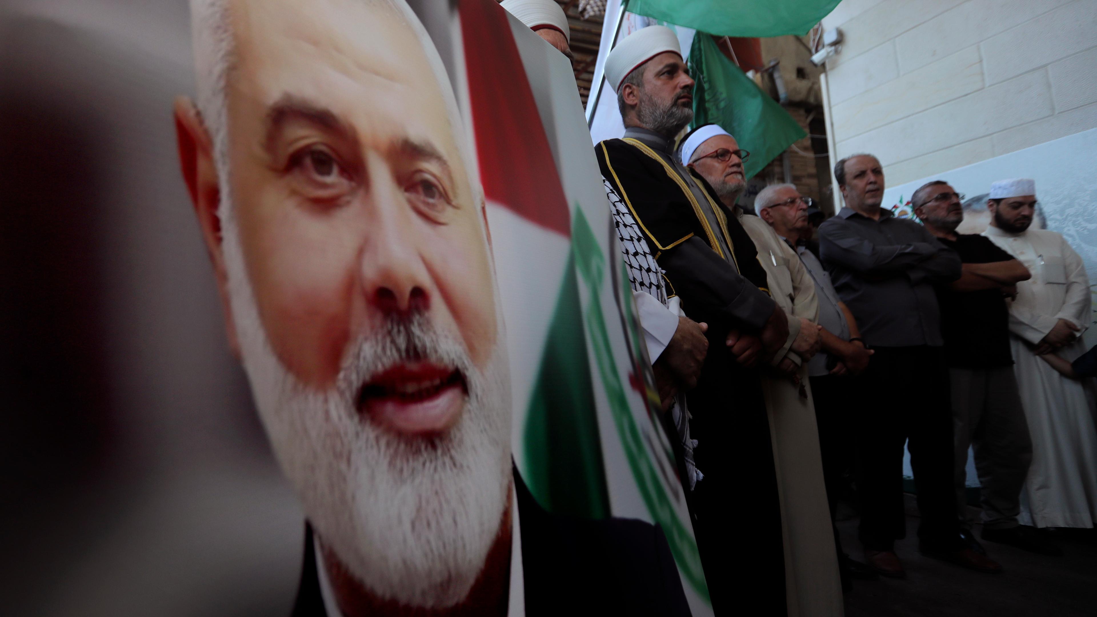 Anhänger der Hamas nehmen an einer Demonstration zur Verurteilung der Tötung des politischen Hamas-Chefs Ismail Hanija teil.