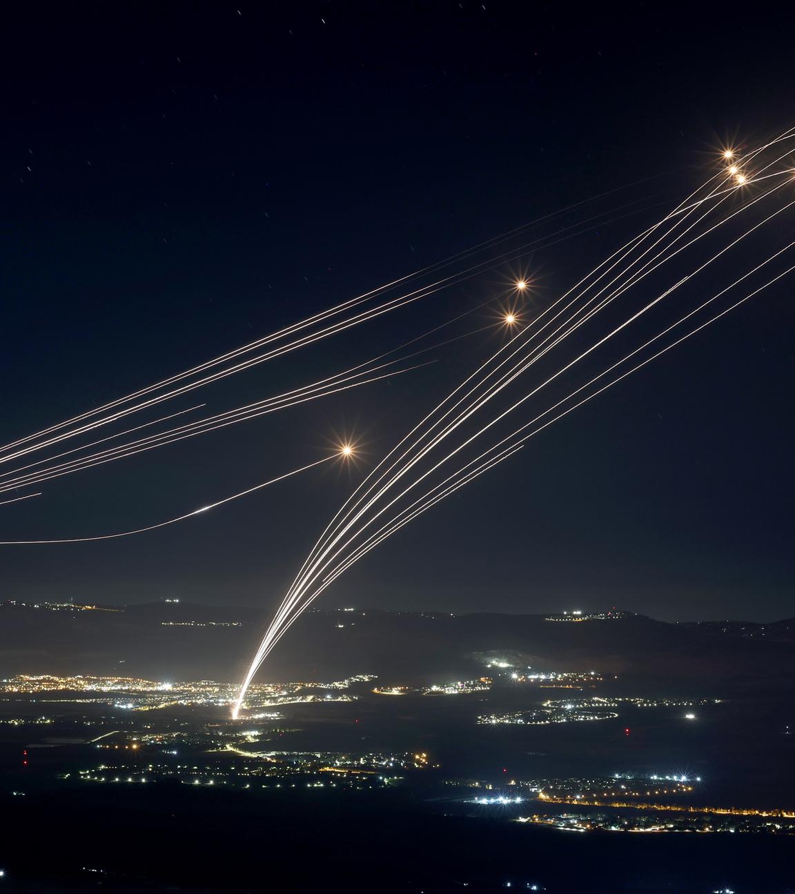 04.08.2024: Geschosse, die vom israelischen Luftabwehrsystem Iron Dome abgefeuert werden, um vom Südlibanon abgefeuerte Raketen abzufangen.