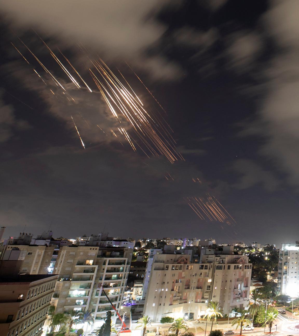 Israel, Ashkelon: Israels Raketenabwehrsystem Iron Dome fängt Raketen ab