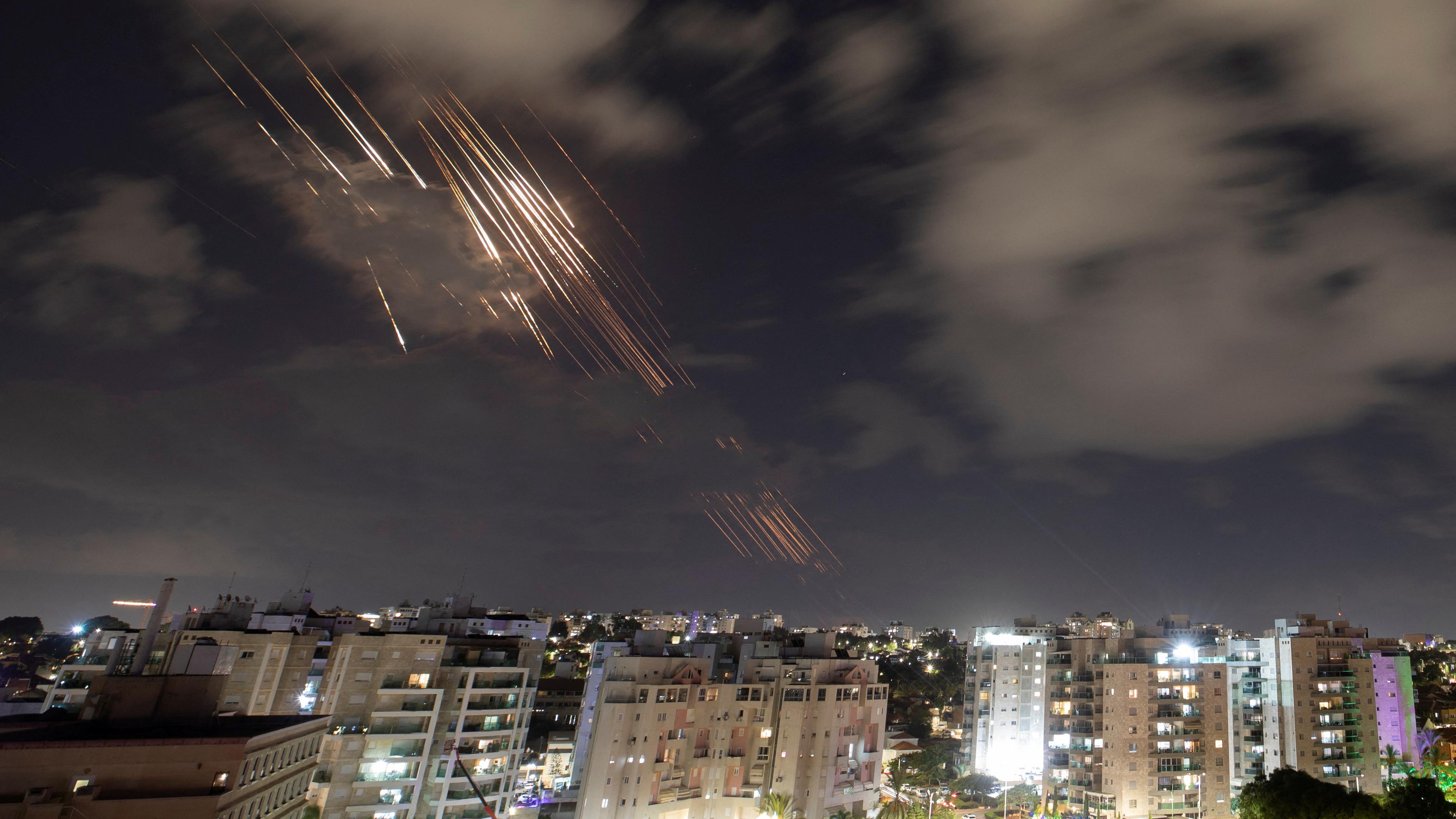 Israel, Ashkelon: Israels Raketenabwehrsystem Iron Dome fängt Raketen ab