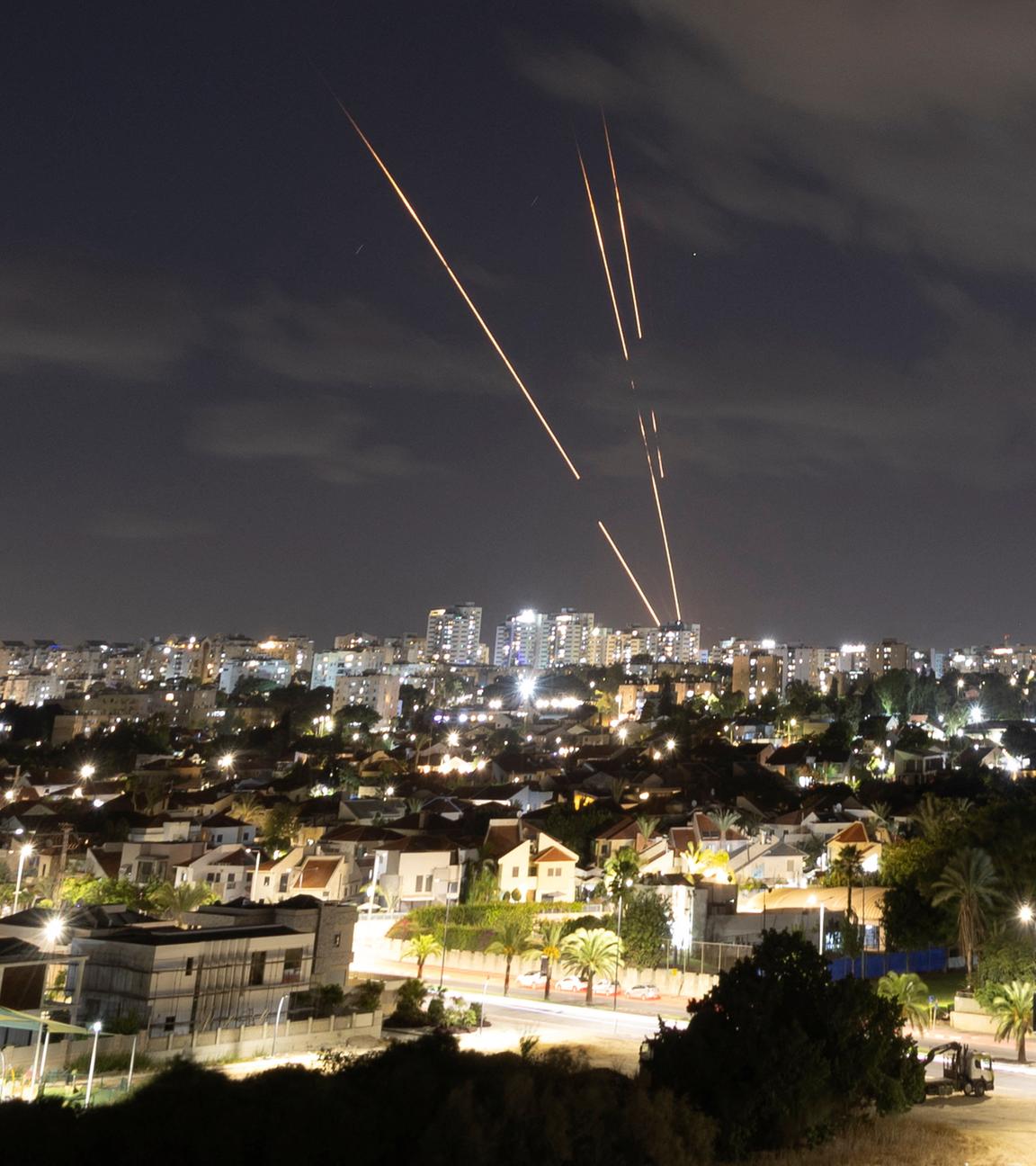 Israel, Ashkelon: Israels Raketenabwehrsystem Iron Dome fängt Raketen ab