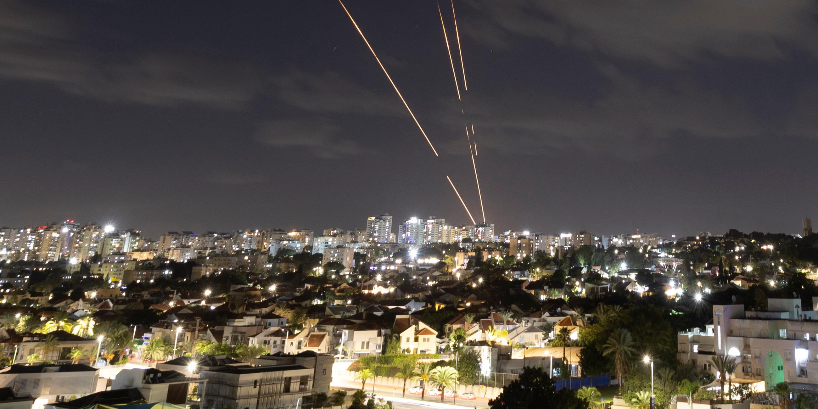 Israel, Ashkelon: Israels Raketenabwehrsystem Iron Dome fängt Raketen ab