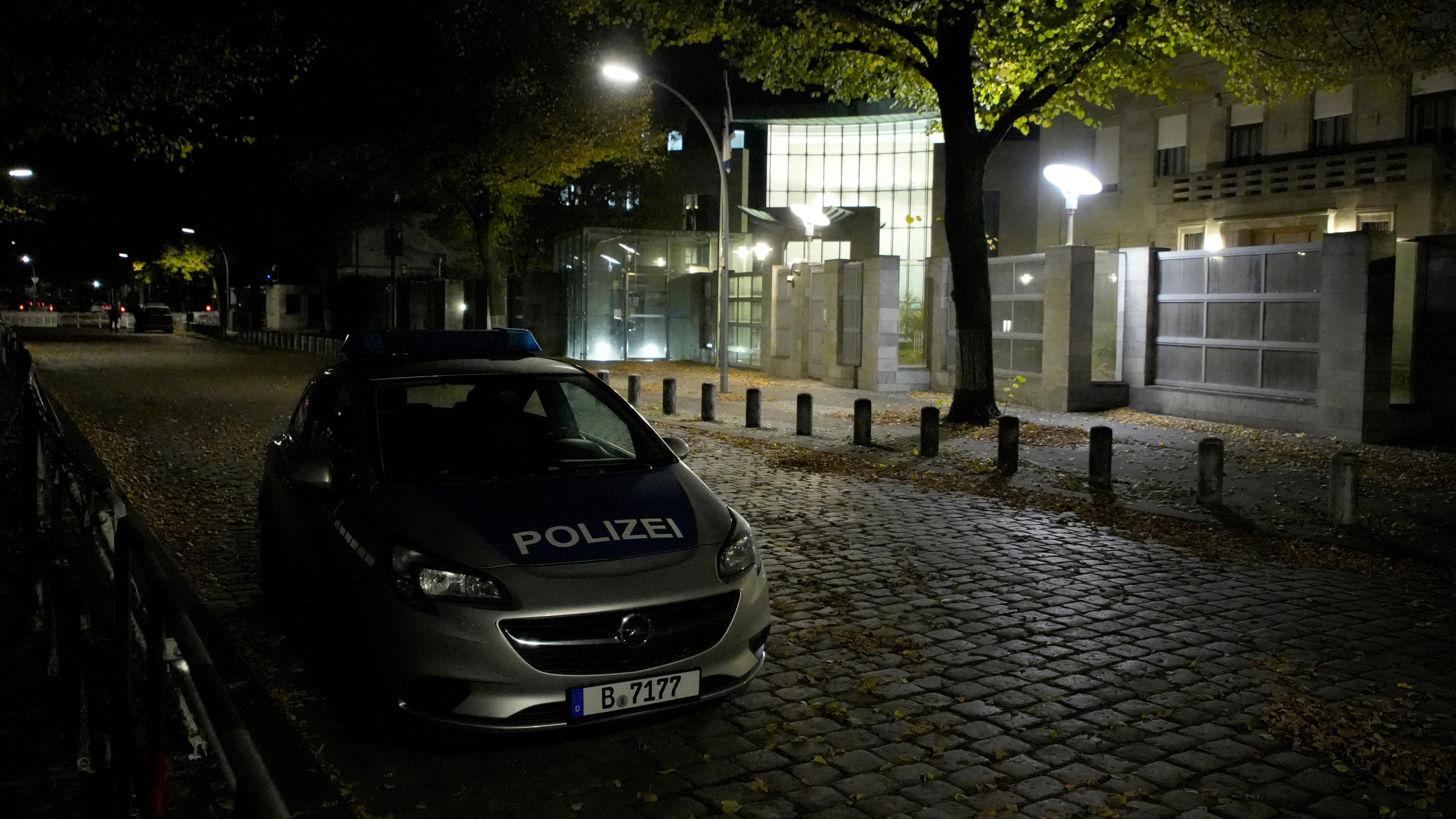 Ein Fahrzeug der Polizei steht am Abend vor der Botschaft des Staates Israel in Berlin.