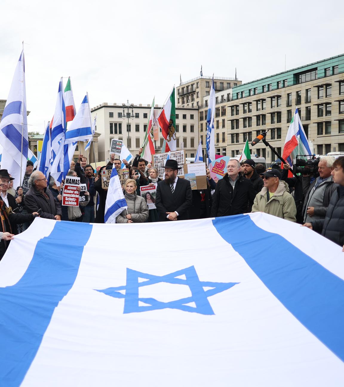 Israelische Demonstranten spannen eine große Israelflagge bei einer Pro-Israelsichen Demonstration in Berlin auf