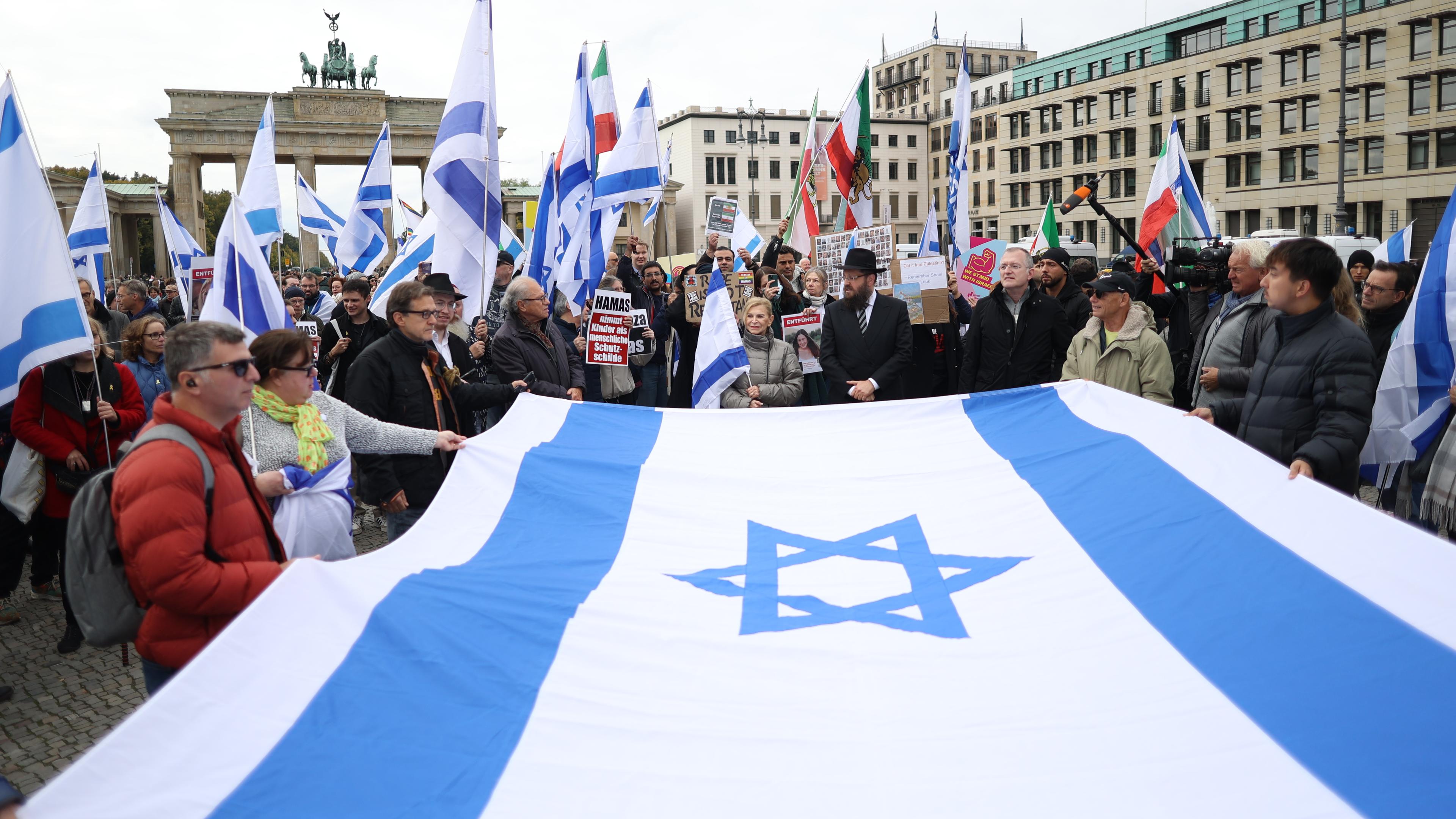 Israelische Demonstranten spannen eine große Israelflagge bei einer Pro-Israelsichen Demonstration in Berlin auf