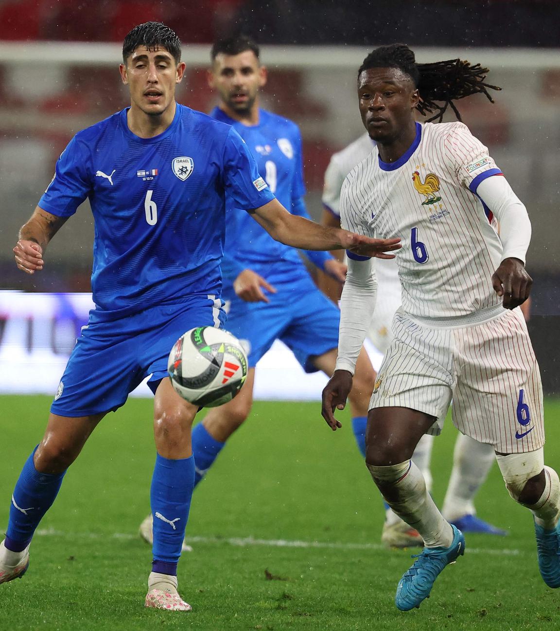 Israels Omri Gandelman (l.) und Frankreichs Eduardo Camavinga kämpfen um den Ball.