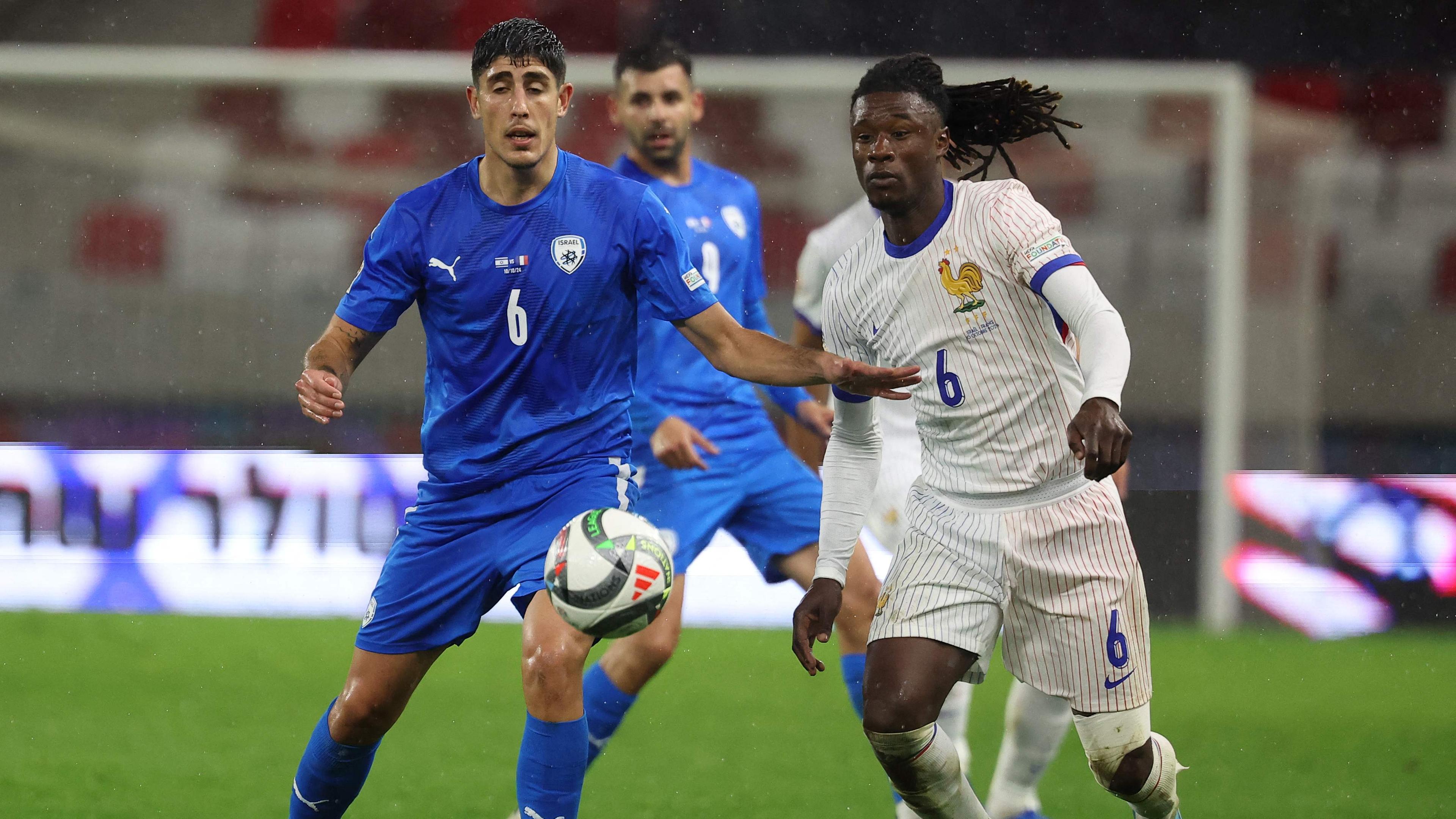 Israels Omri Gandelman (l.) und Frankreichs Eduardo Camavinga kämpfen um den Ball.