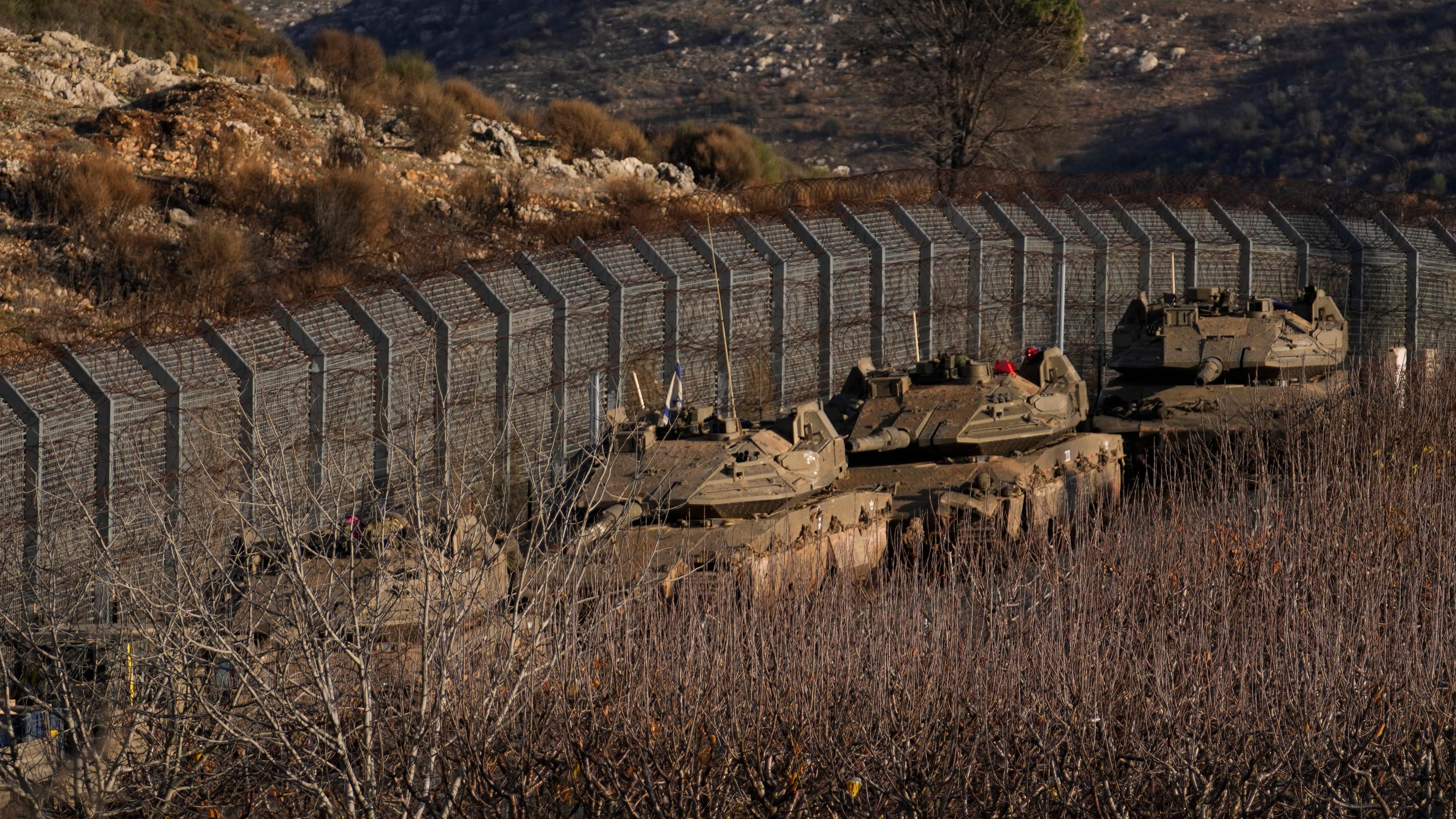 Israelische Panzerfahrzeuge parken entlang der sogenannten Alpha-Linie, die die von Israel annektierten Golanhöhen von Syrien trennt, nach dem Sturz des bisherigen syrischen Machthabers al-Assad.