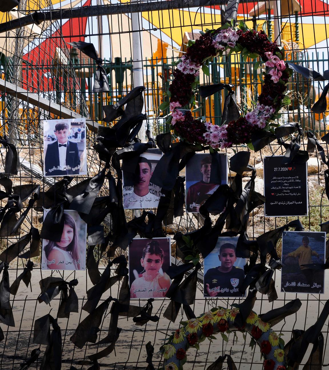 Die Bilder der bei einem Raketenanschlag auf den Golanhöhen getöteten Kinder hängen am Zaun eines Fußballplatzes