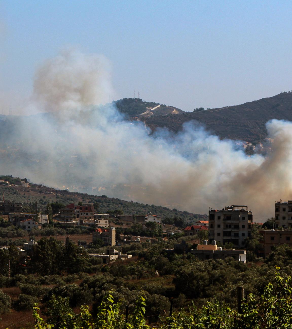 29.07.2024, Libanon, Qlaiaa: Aus dem libanesischen Dorf Kfarkela an der südlichen Grenze steigt starker Rauch auf, nachdem es von israelischem Beschuss getroffen wurde.