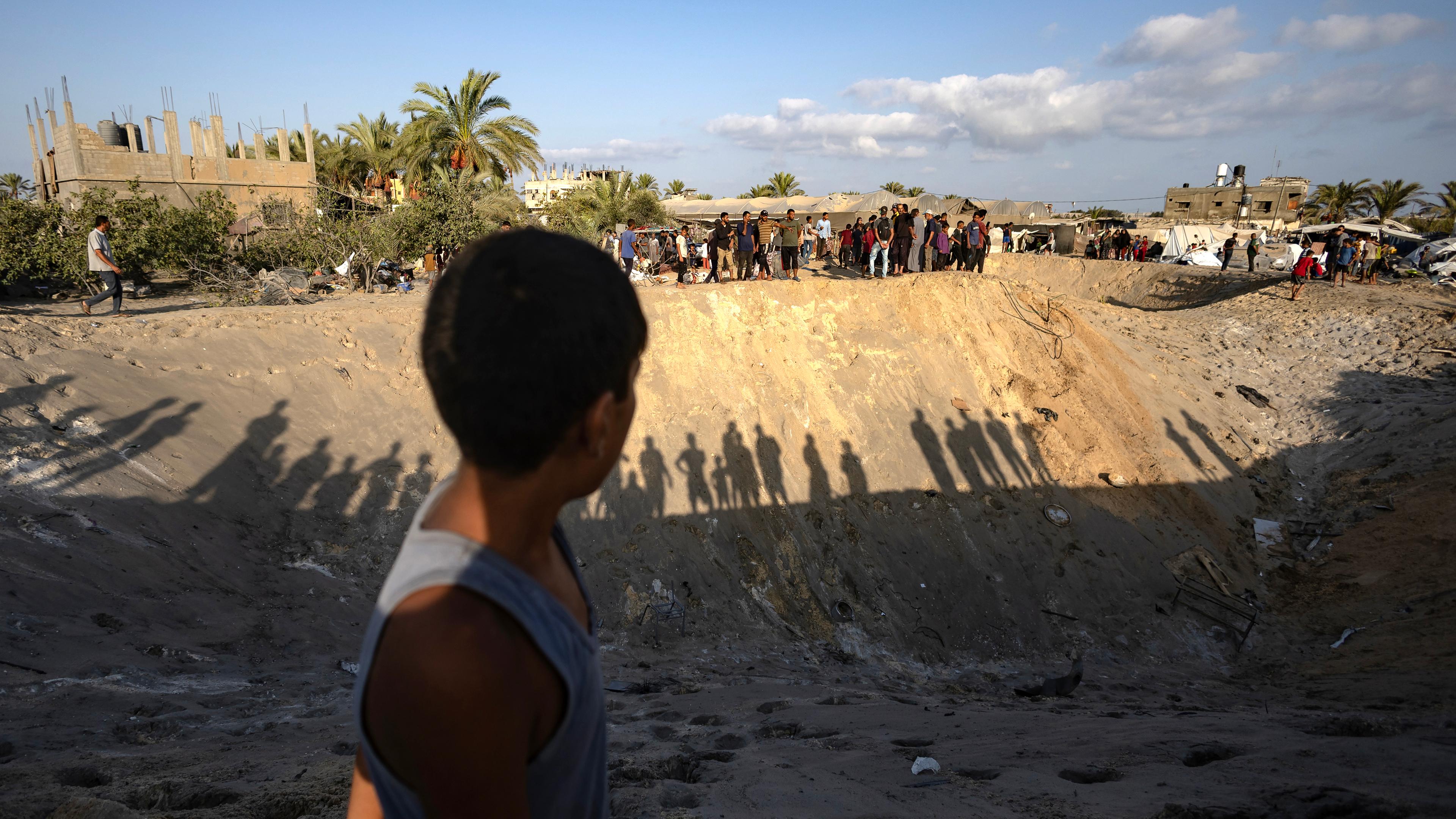 Palästinenser suchen in einem Krater nach Vermissten, nach einem israelischen Luftangriff auf eine ausgewiesene humanitäre Zone von Al-Mawasi westlich von Khan Younis im südlichen Gazastreifen