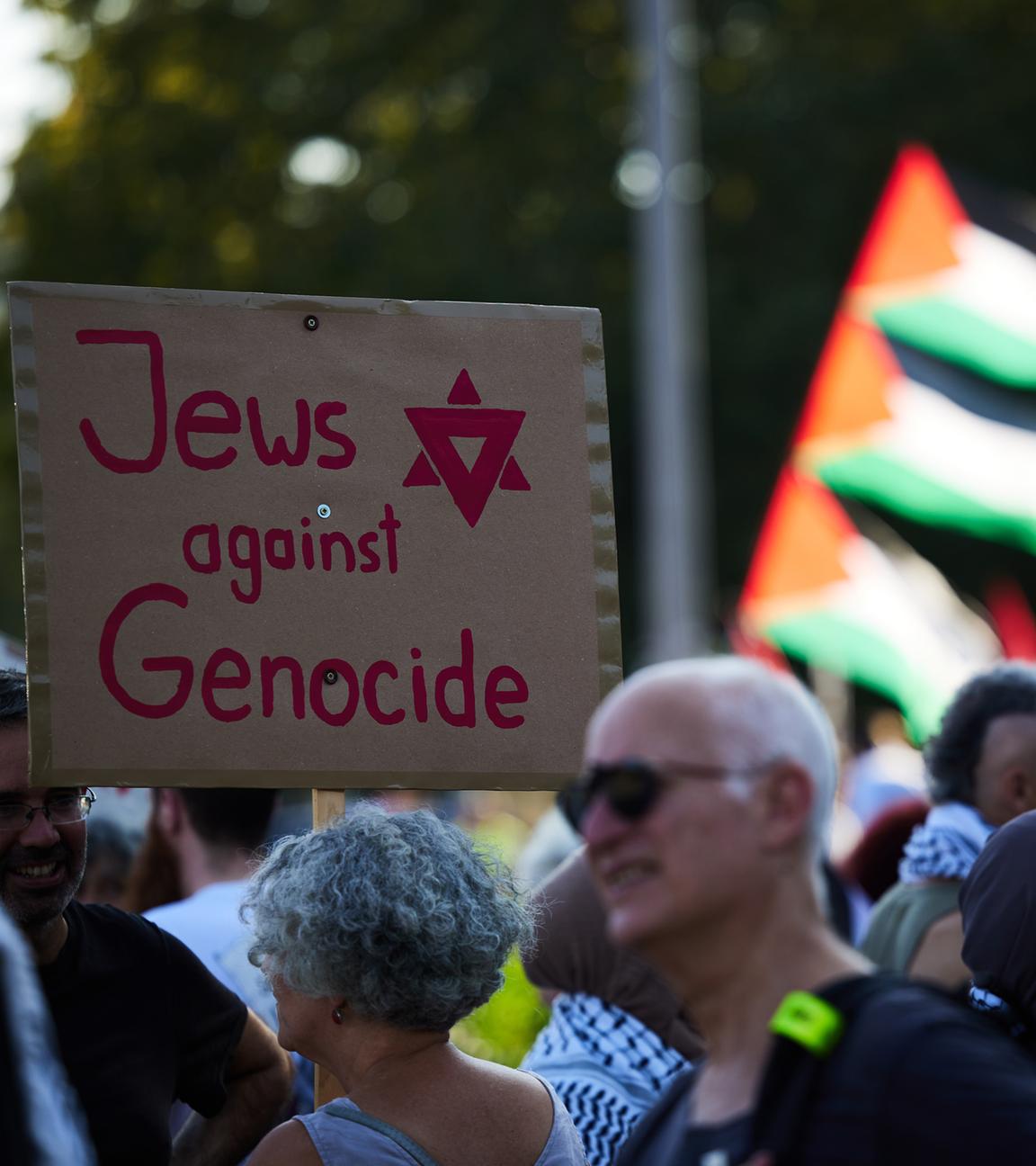 "Jews against Genocide" steht auf einem Plakat bei einer Pro-Palästina-Demonstration.