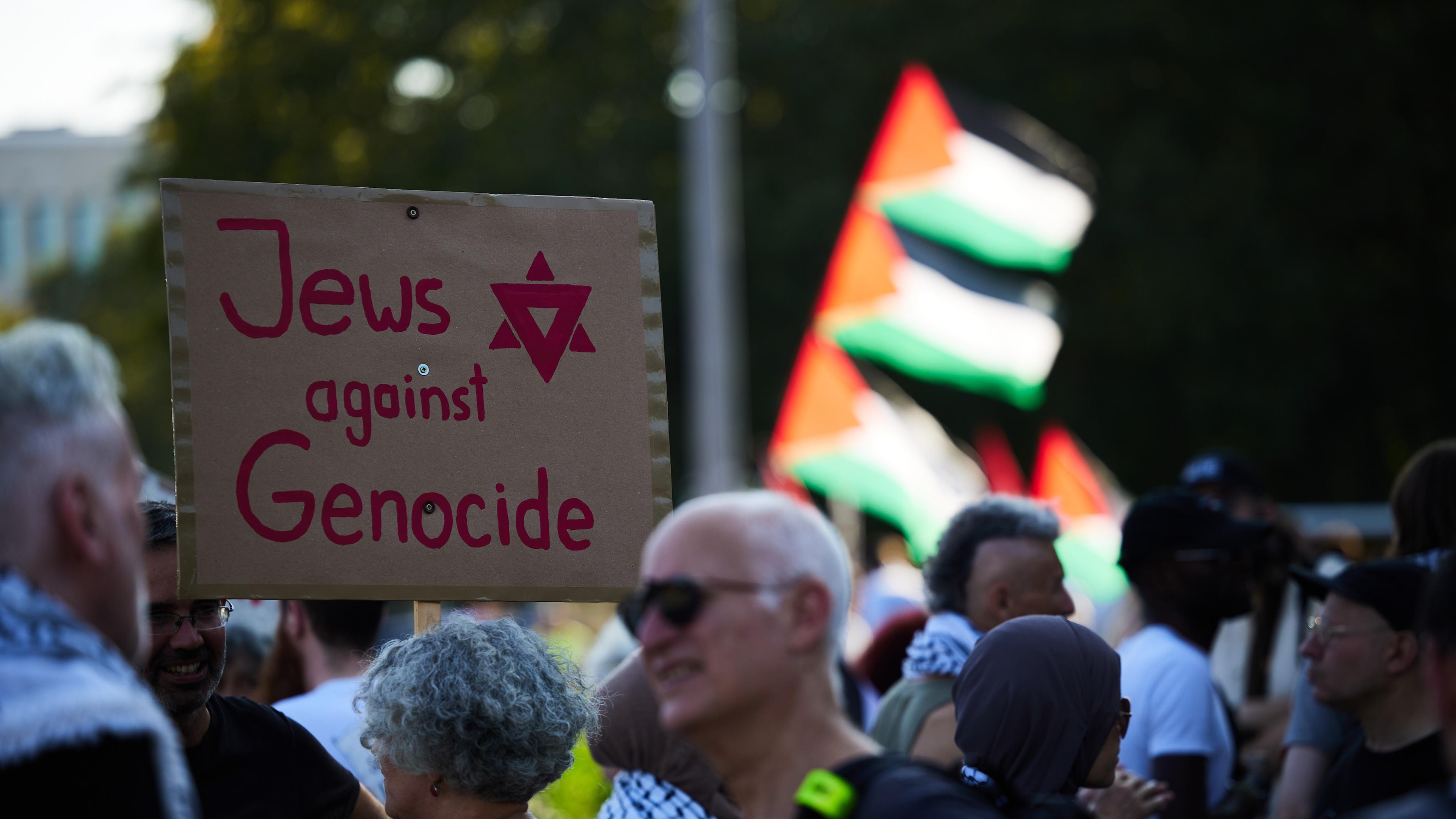 "Jews against Genocide" steht auf einem Plakat bei einer Pro-Palästina-Demonstration.