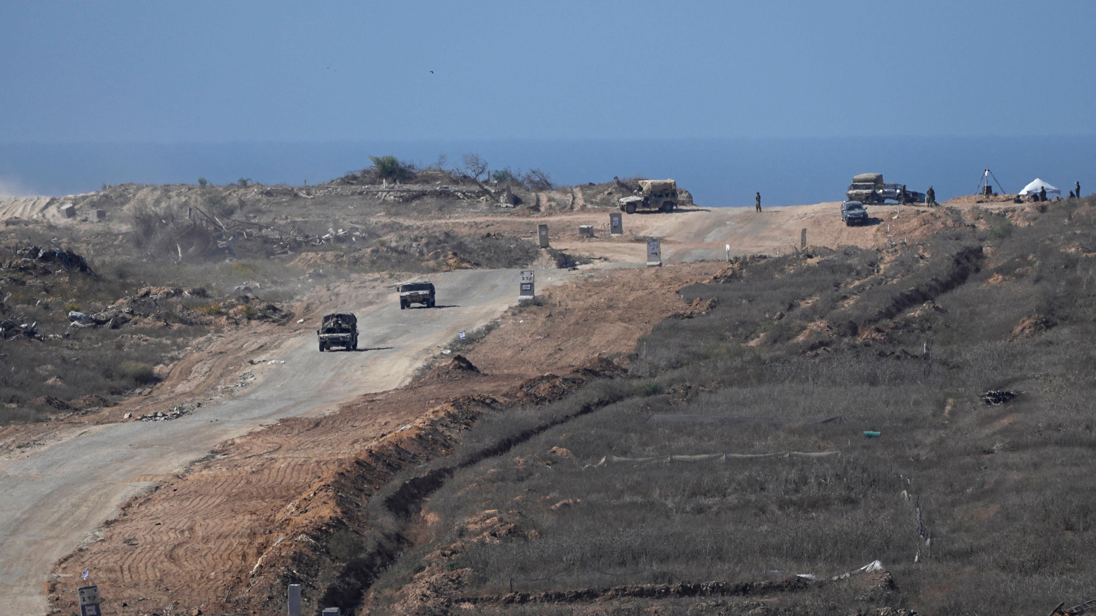 Israelische Militärfahrzeuge fahren an der Grenze zwischen Israel und dem Gazastreifen, vom Süden Israels aus gesehen