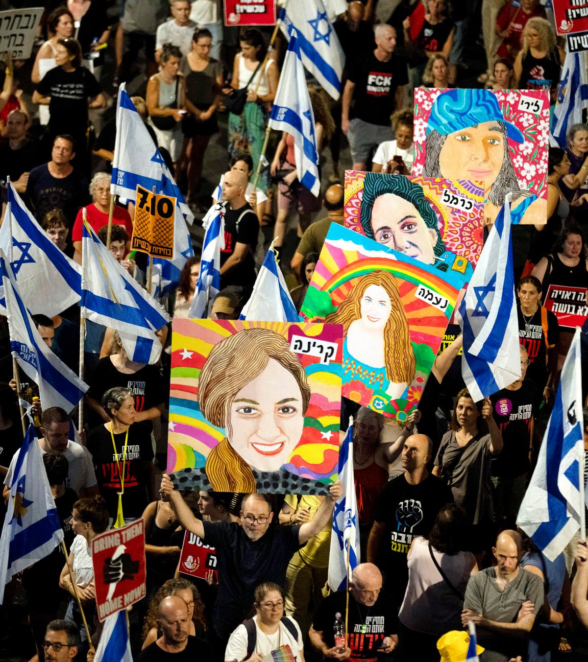 Menschen protestieren in Tel Aviv gegen die Regierung des israelischen Ministerpräsidenten Netanjahu und fordern die Freilassung von Geiseln, die im Gazastreifen von der Hamas festgehalten werden.
