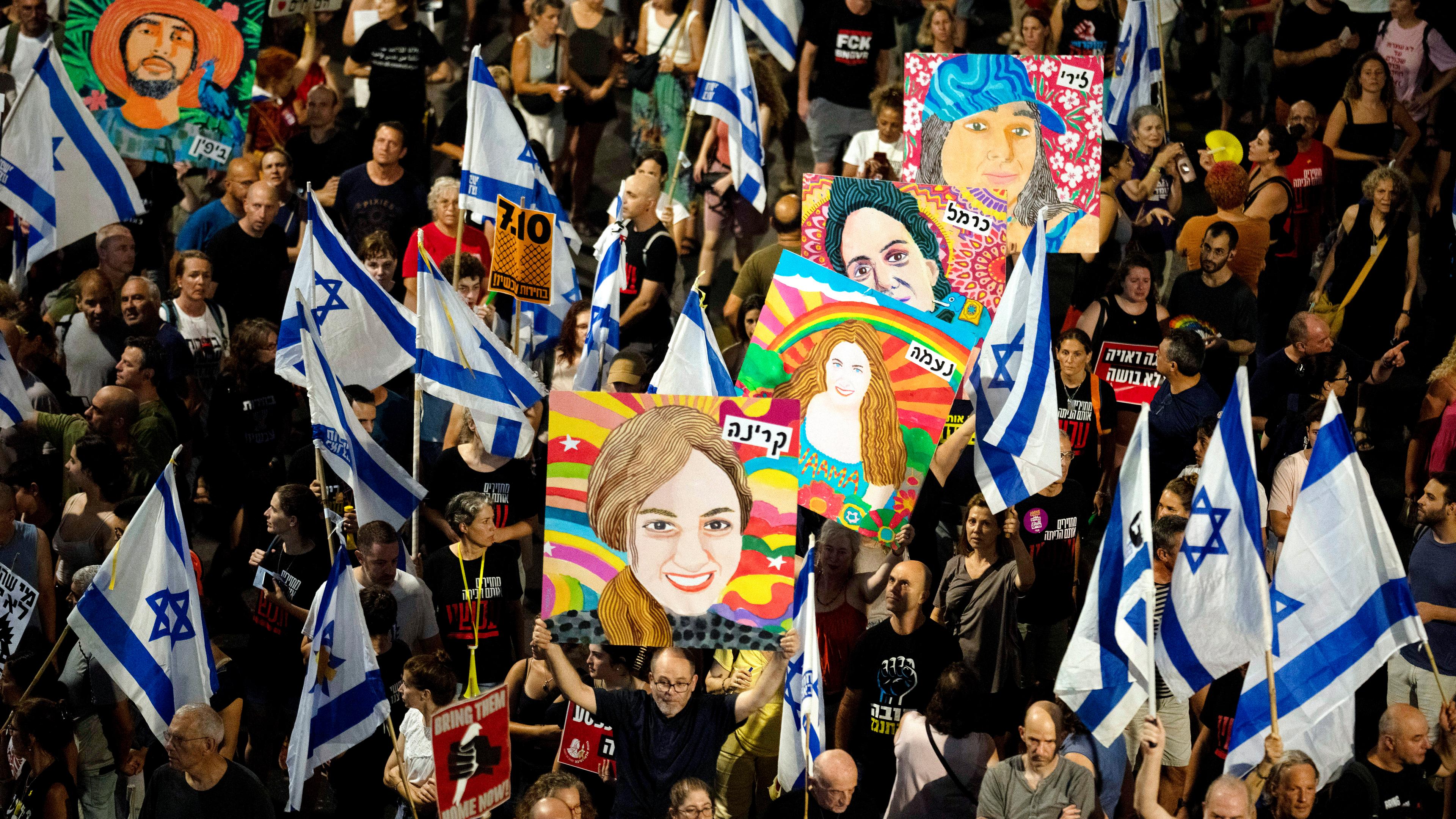 Menschen protestieren in Tel Aviv gegen die Regierung des israelischen Ministerpräsidenten Netanjahu und fordern die Freilassung von Geiseln, die im Gazastreifen von der Hamas festgehalten werden.