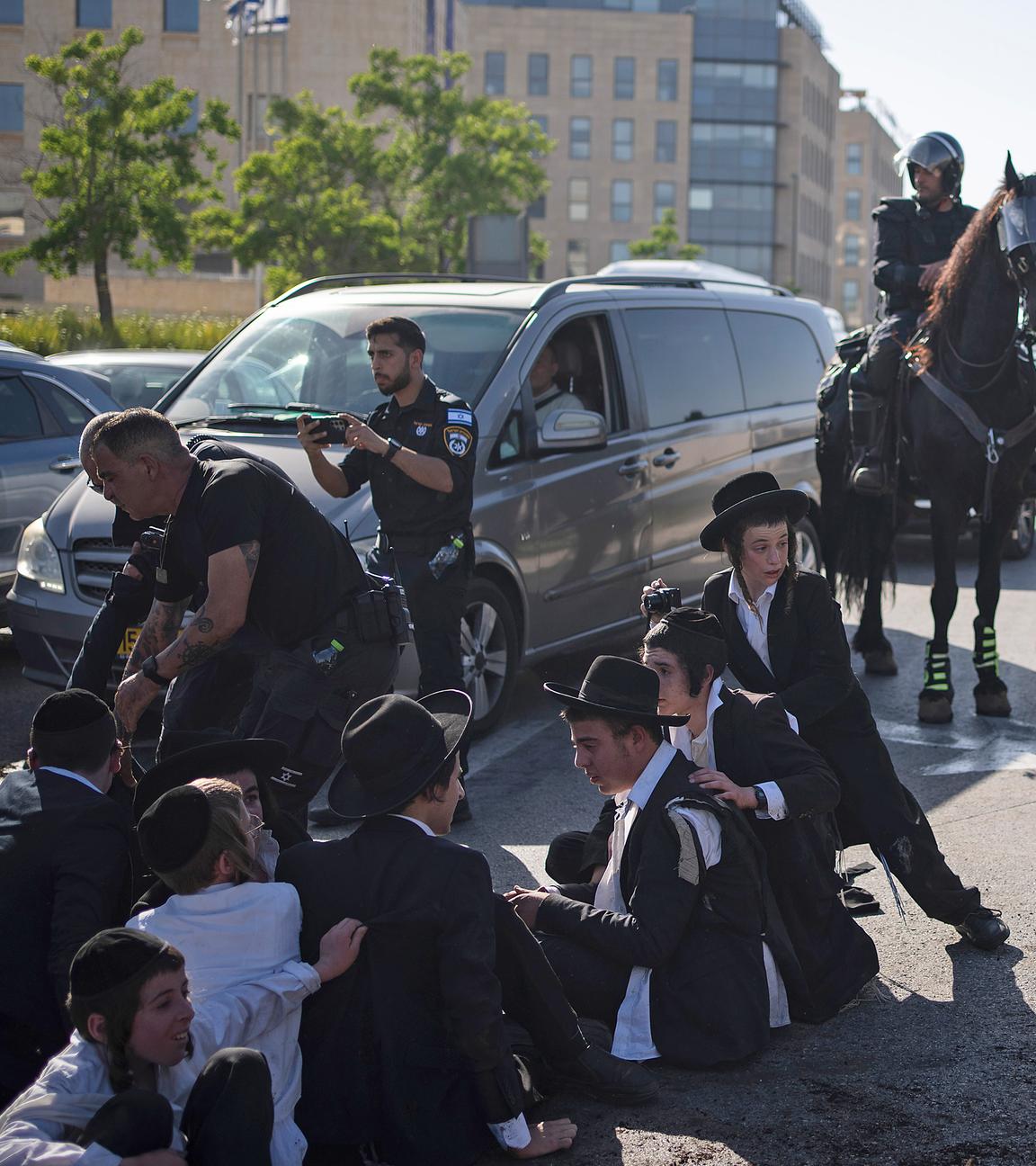 Israelische Polizisten zerstreuen ultraorthodoxe jüdische Männer und Jungen während eines Protests gegen die Rekrutierung durch die Armee in Jerusalem, aufgenommen am 02.06.2024