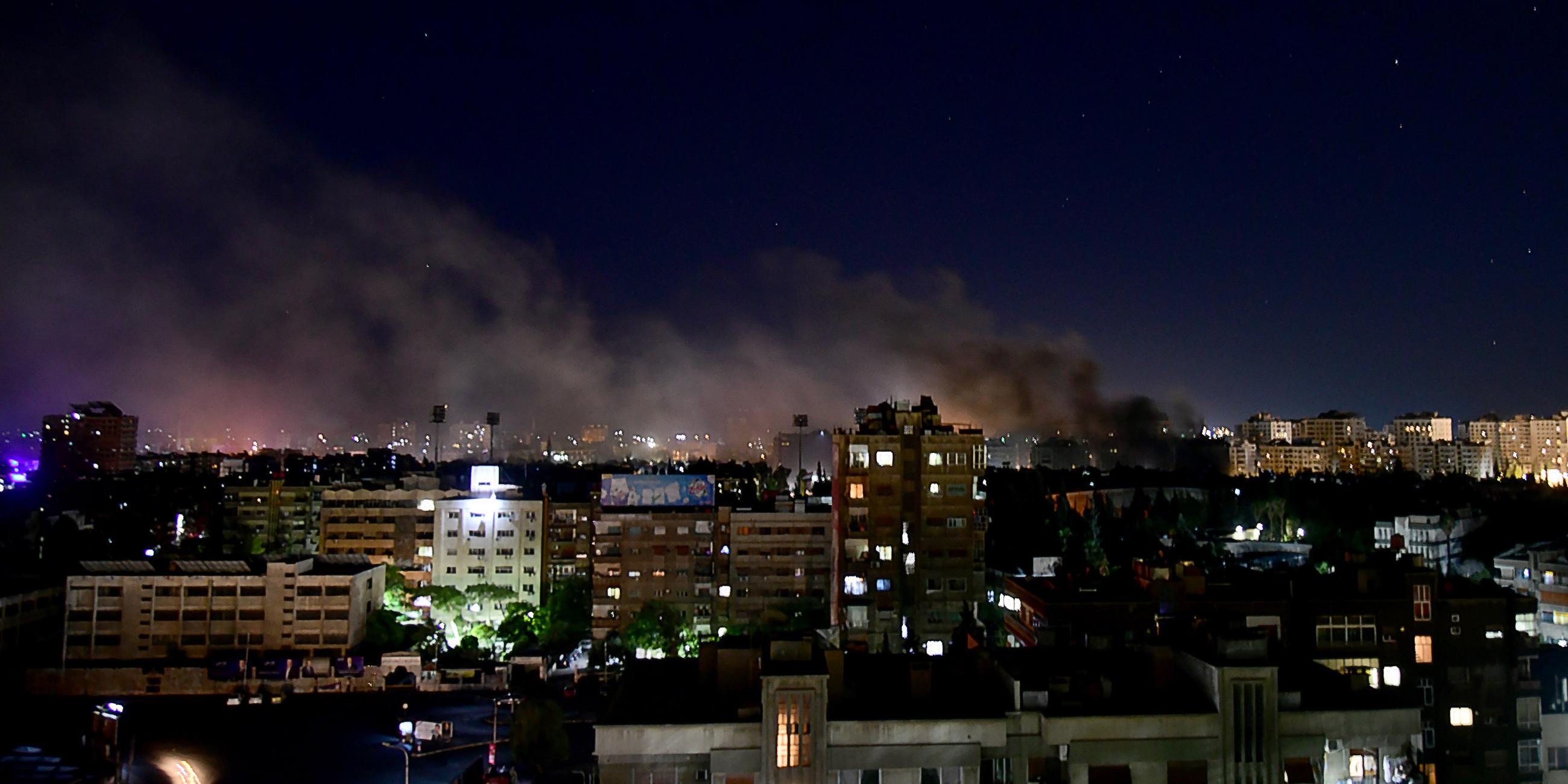 Rauch zieht über Damaskus nach einem israelischen Raketenangriff.