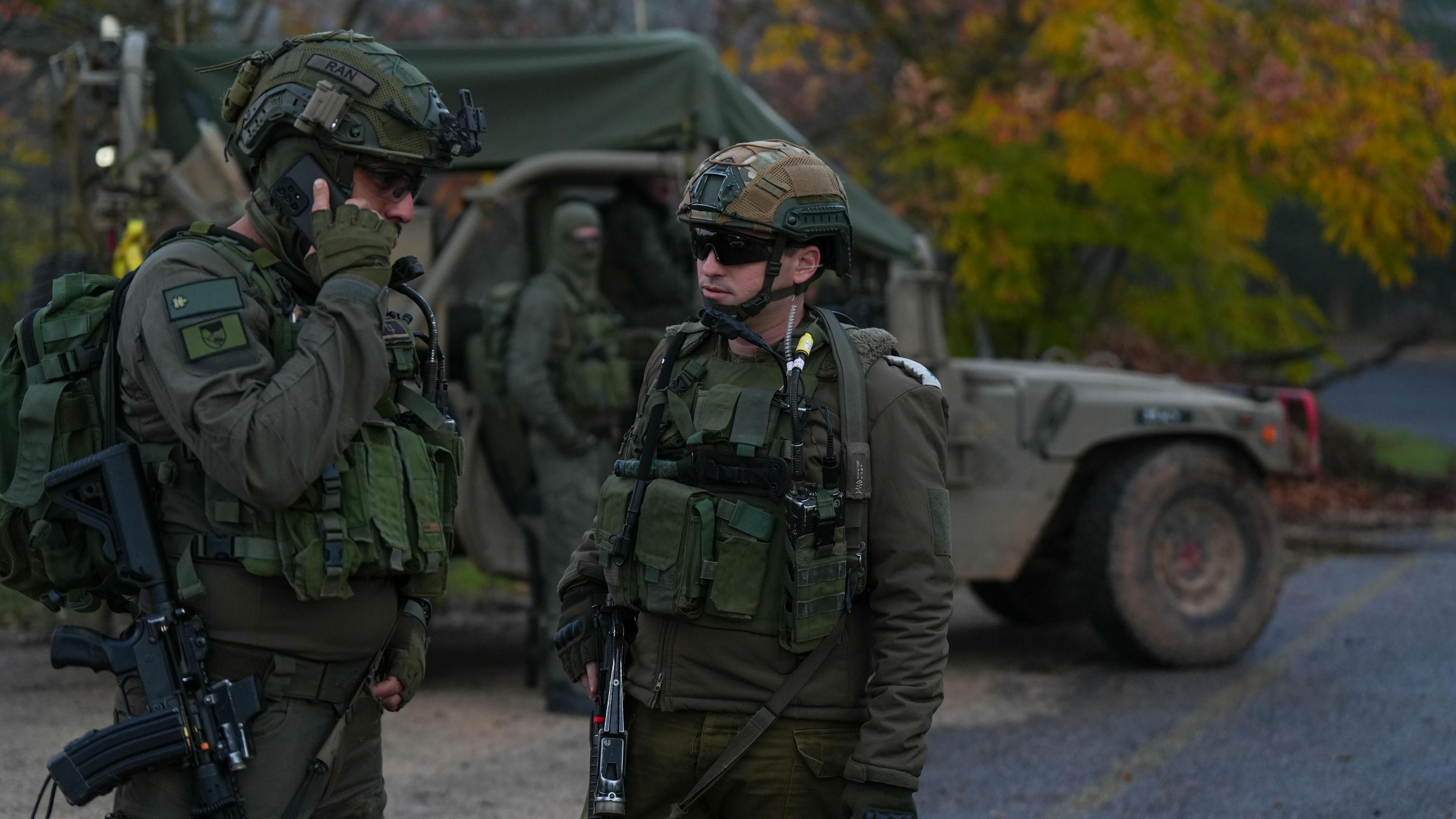 Israelische Soldaten patrouillieren entlang der israelischen Nordgrenze zum Libanon. 