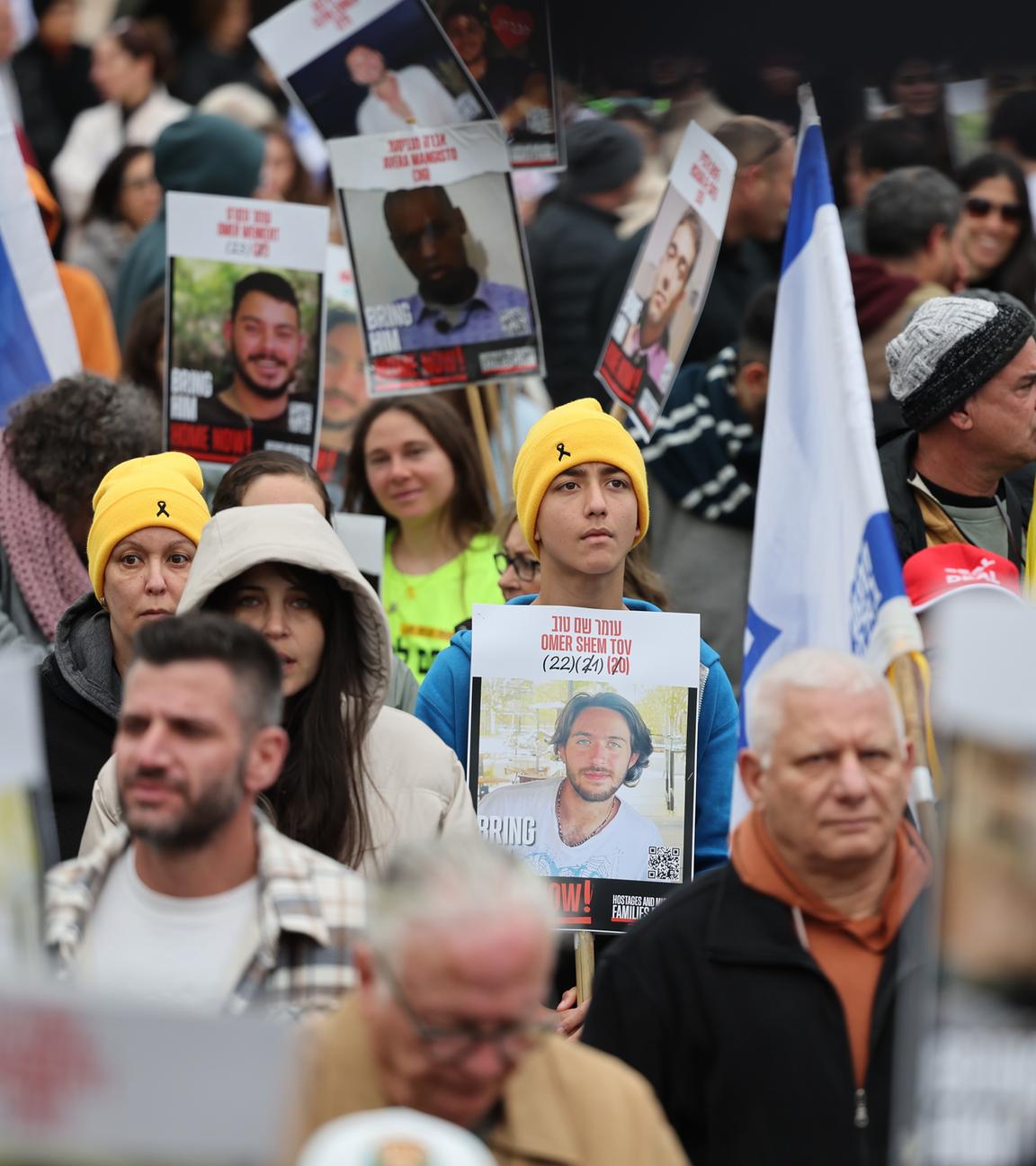 Israelis versammeln sich in Tel Aviv vor der erwarteten Freilassung israelischer Geiseln aus der Gewalt der Hamas.