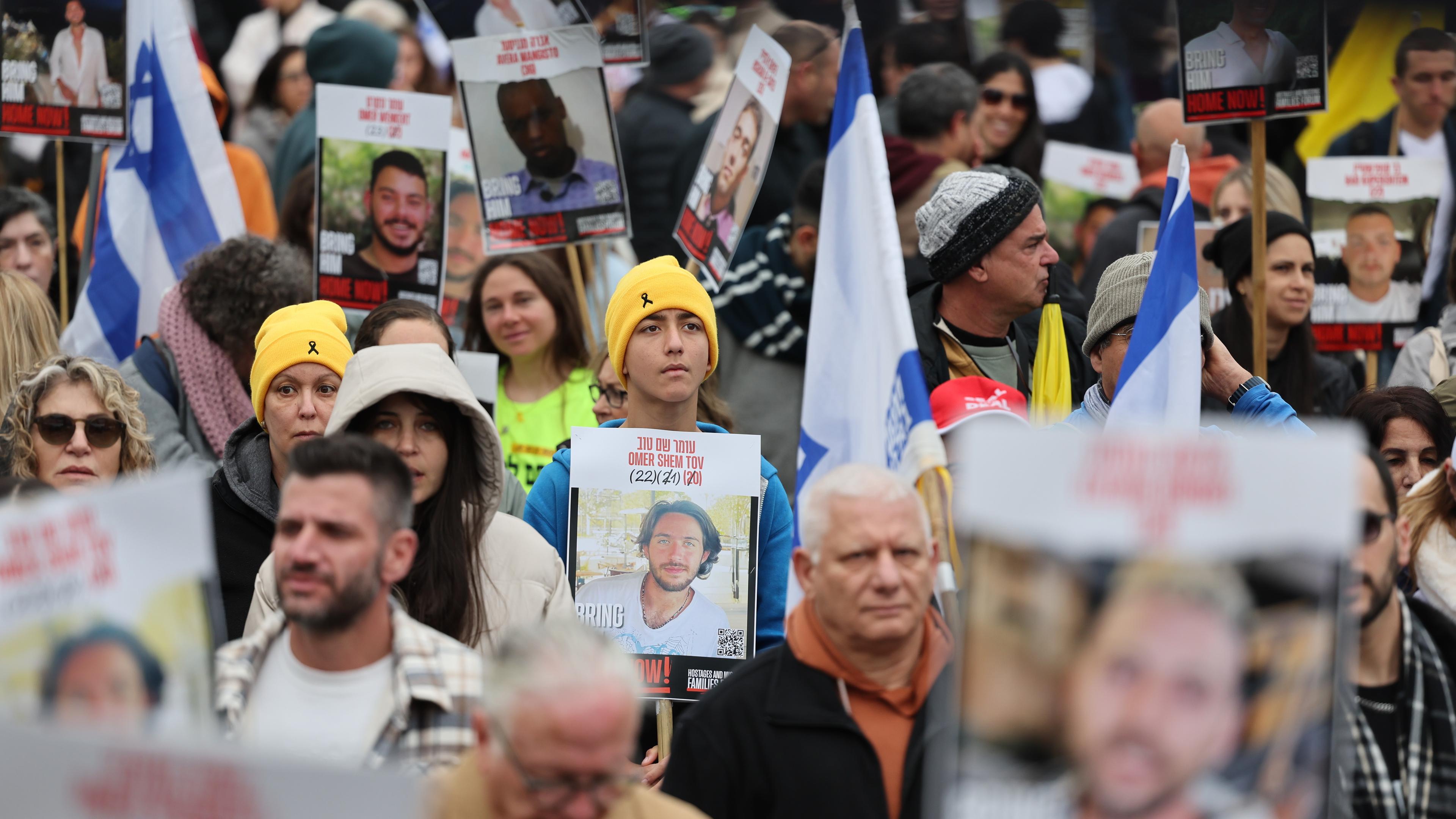 Israelis versammeln sich in Tel Aviv vor der erwarteten Freilassung israelischer Geiseln aus der Gewalt der Hamas.