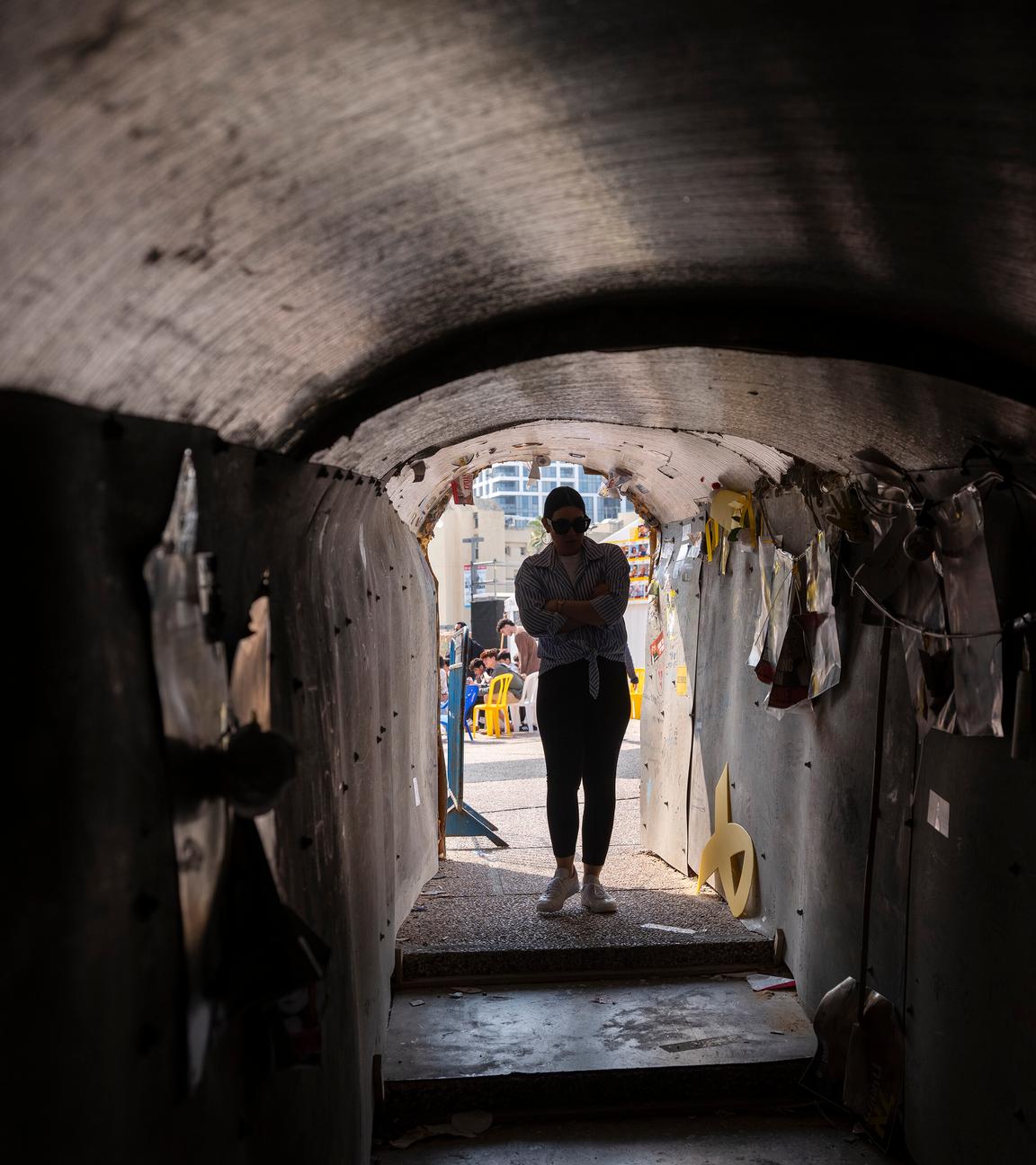 Israel, Tel Aviv: Ein Israeli betritt eine Tunnelanlage am „Hostage Square“