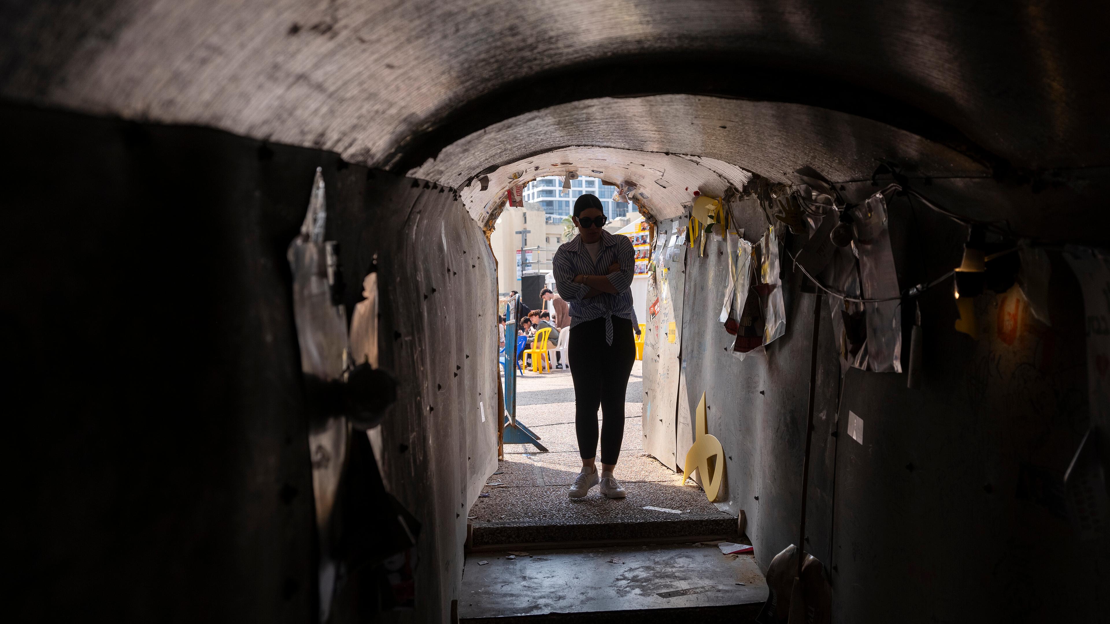 Israel, Tel Aviv: Ein Israeli betritt eine Tunnelanlage am „Hostage Square“