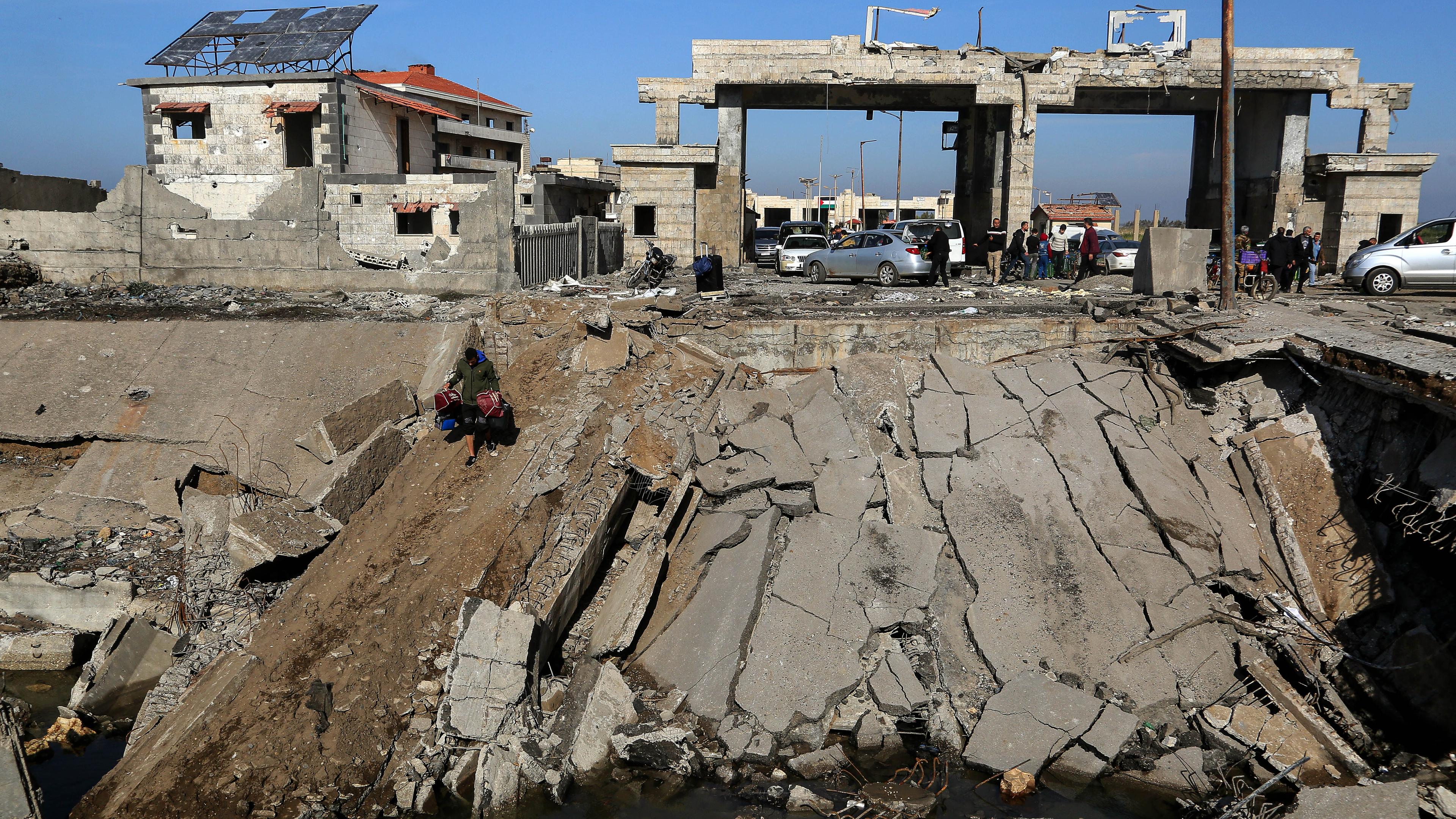 Ein zerstörter Grenzübergang im Norden des Libanon, der letzte Woche durch einen israelischen Angriff vom benachbarten Syrien abgeschnitten wurde.