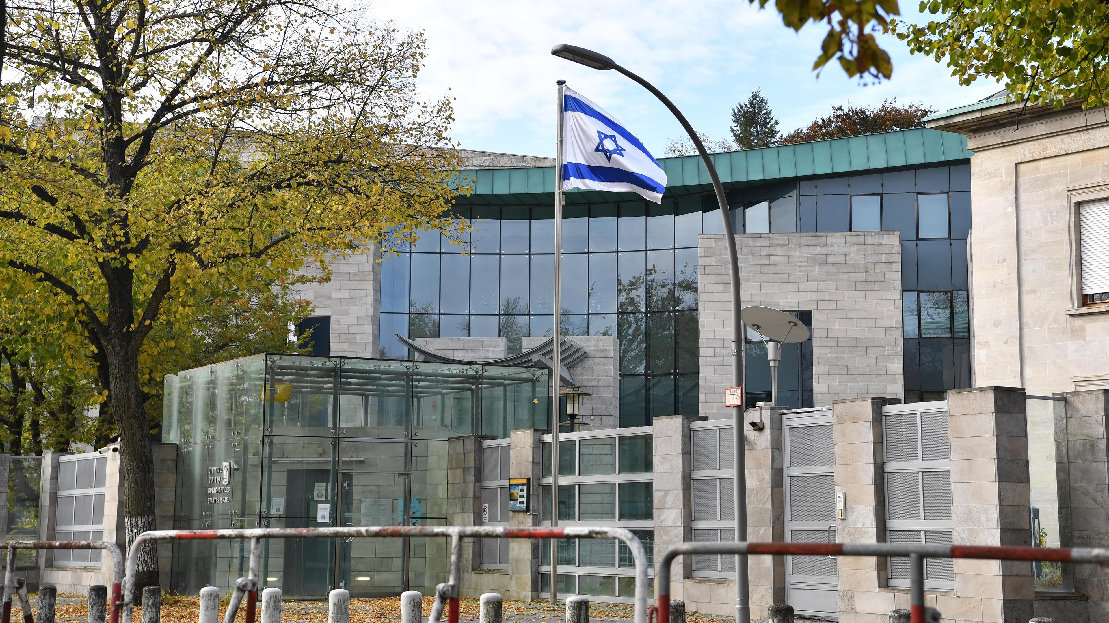 Die israelische Flagge weht an der israelischen Botschaft in Berlin. Ein Libyer ist wegen Anschlagsplänen auf die israelische Botschaft festgenommen worden.