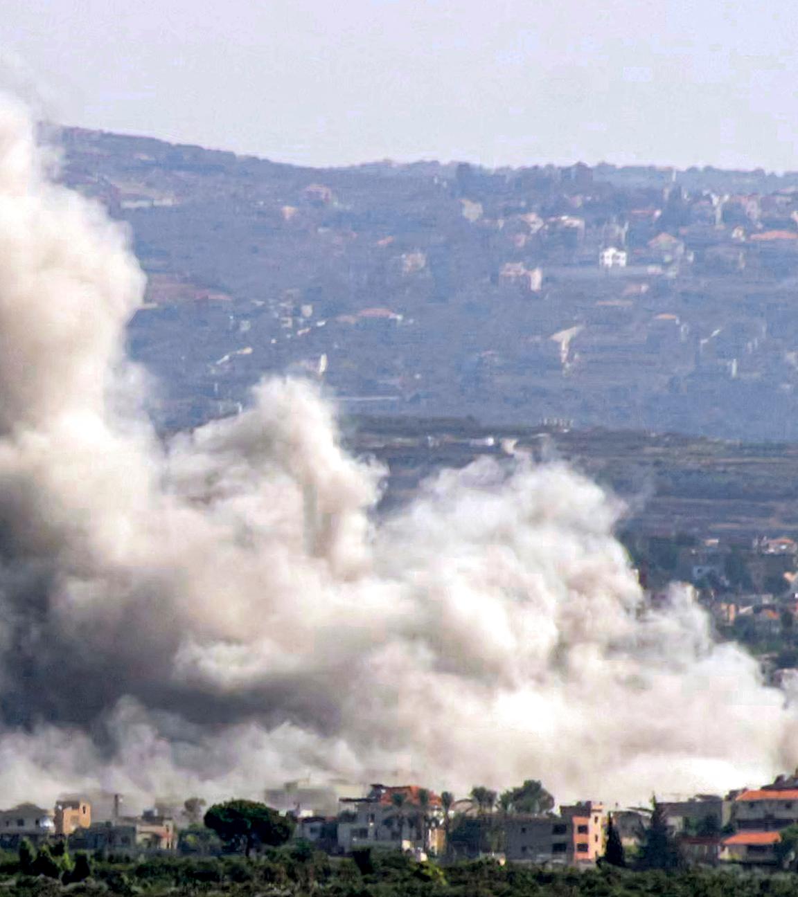 Eine Rauchwolke, die nach einem israelischen Luftangriff auf das Dorf Deir Qanoun am 14.10.2024 aufsteigt.