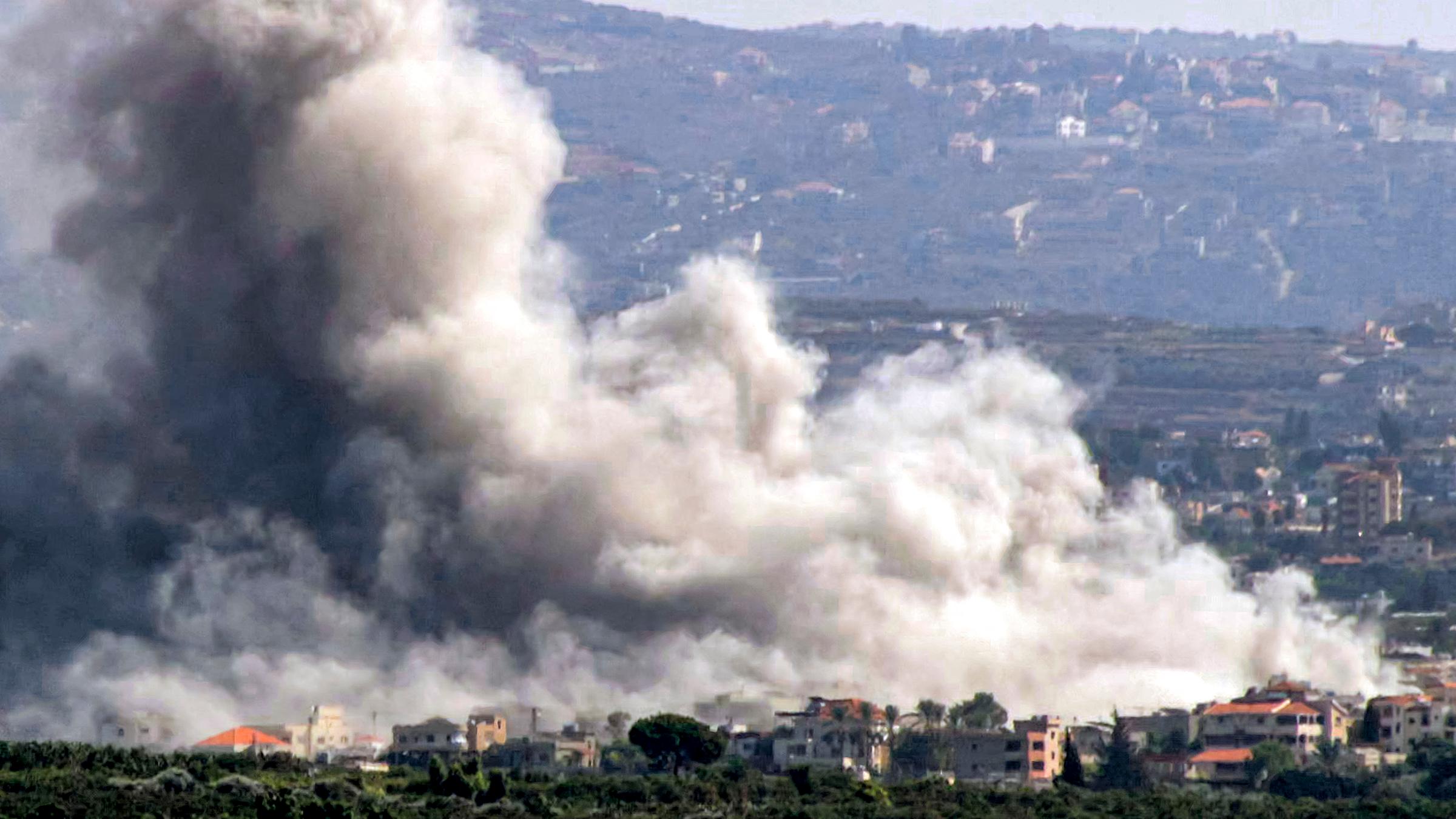 Eine Rauchwolke, die nach einem israelischen Luftangriff auf das Dorf Deir Qanoun am 14.10.2024 aufsteigt.