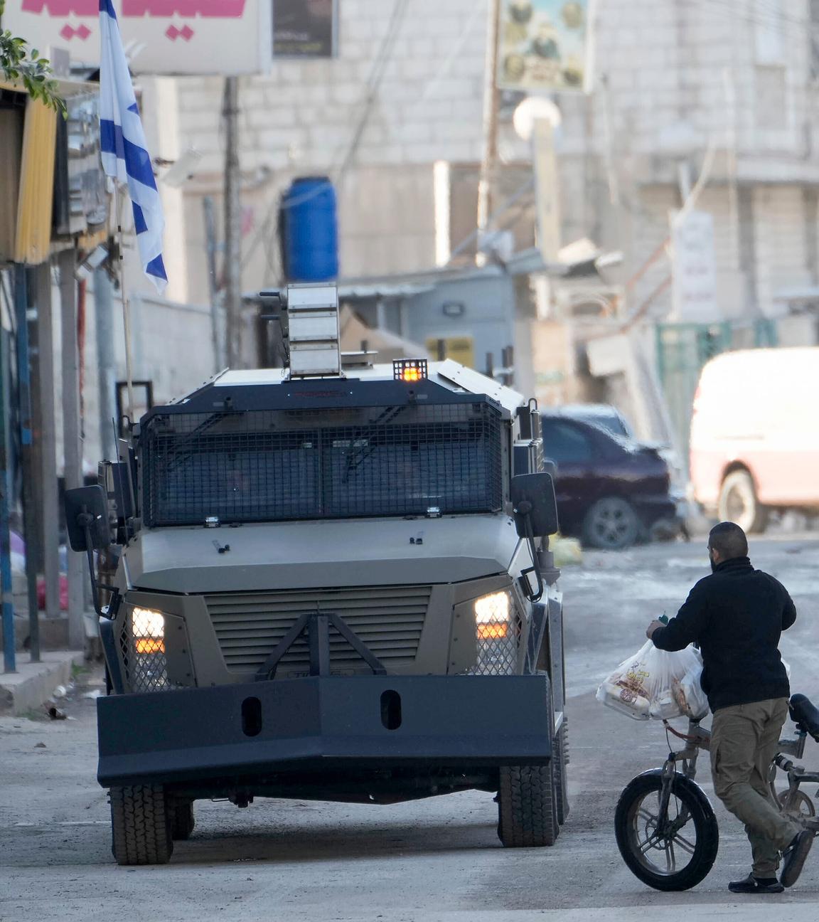 Fahrzeuge der israelischen Armee sind während einer Militäroperation in der Westjordanland-Stadt Dschenin zu sehen