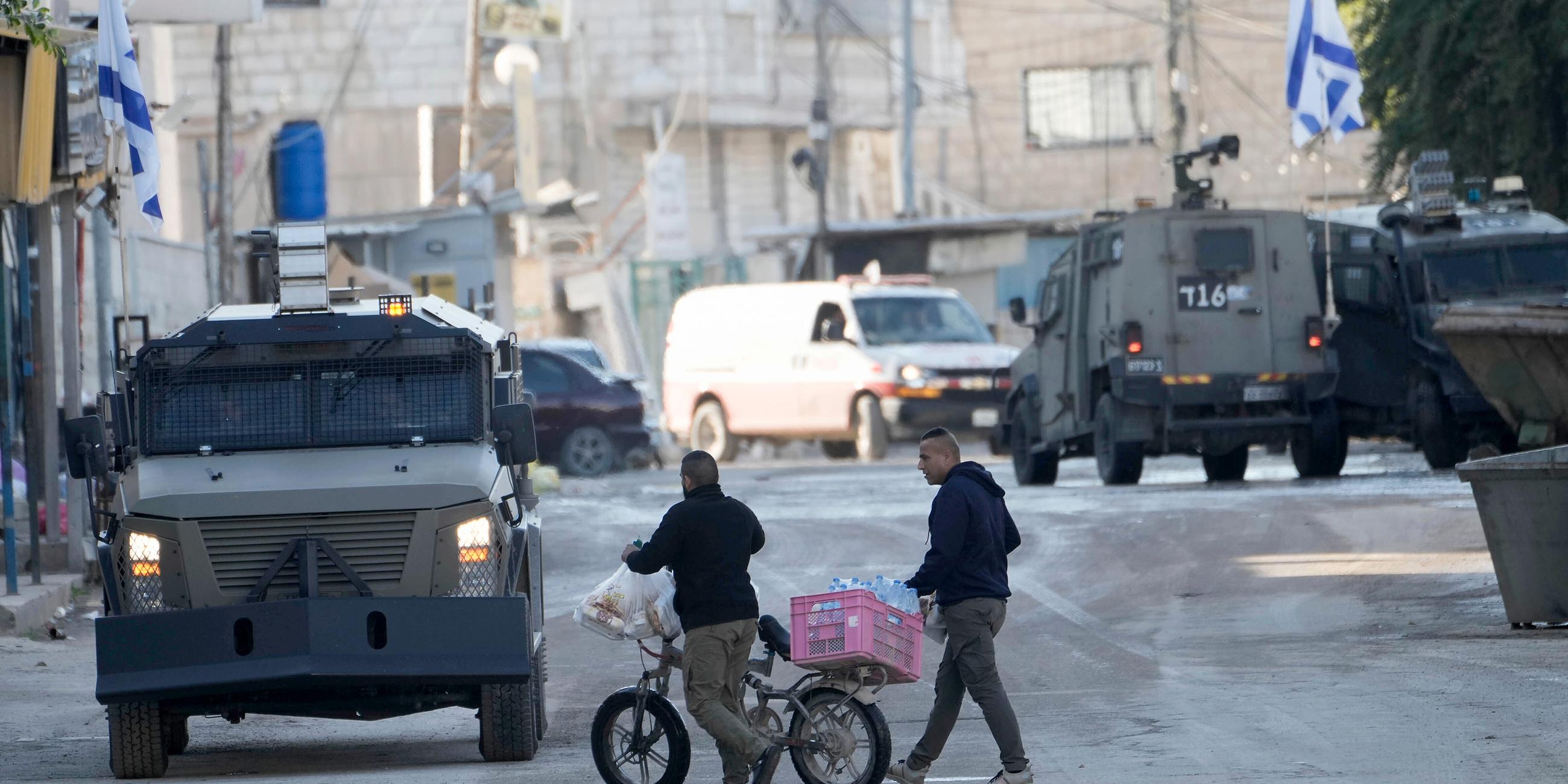 Fahrzeuge der israelischen Armee sind während einer Militäroperation in der Westjordanland-Stadt Dschenin zu sehen